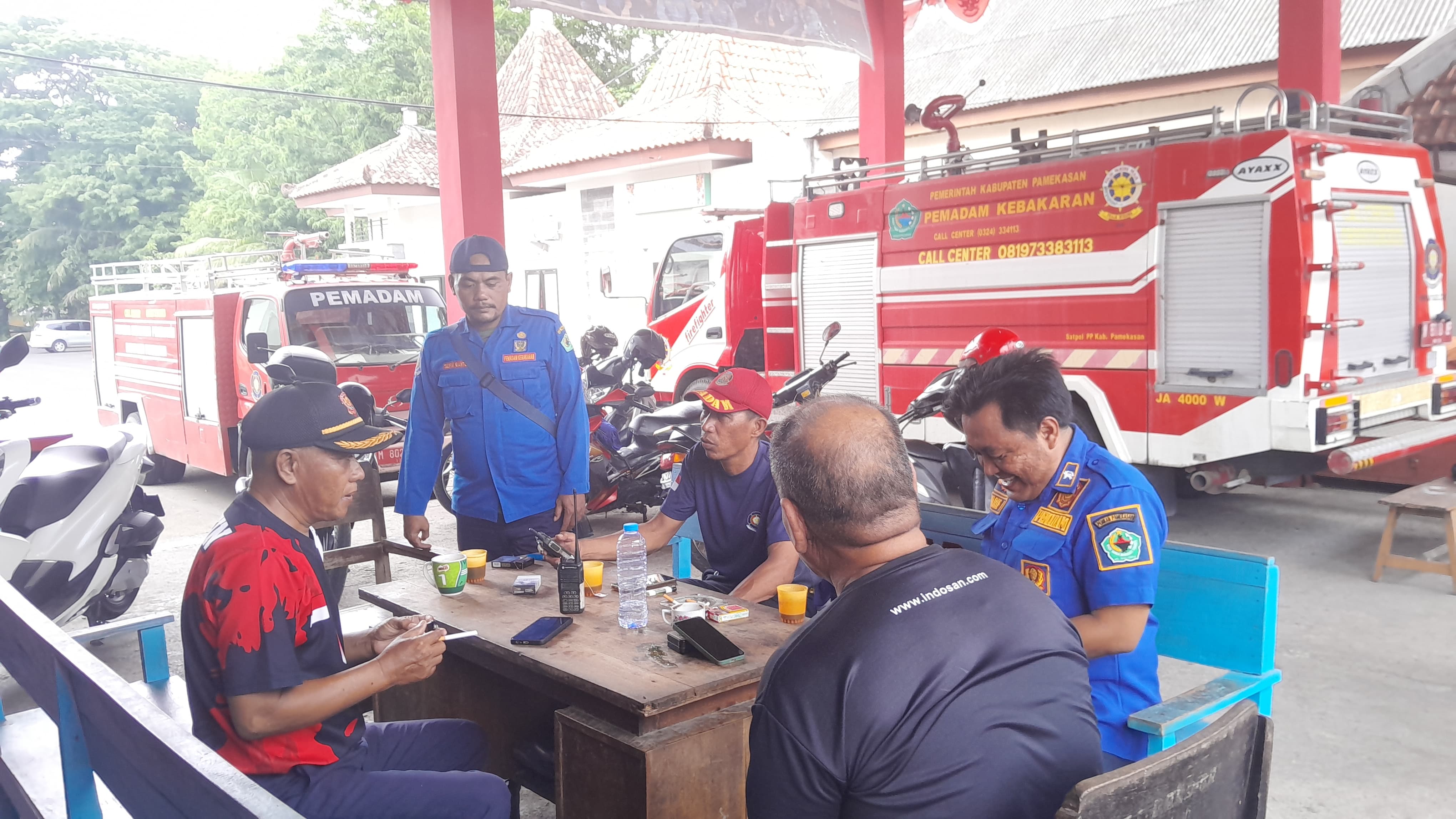 SIAGA: Personel Damkar Pamekasan berjaga di pos pemadam kebakaran yang terletak di Jalan Kabupaten, Rabu (15/1).