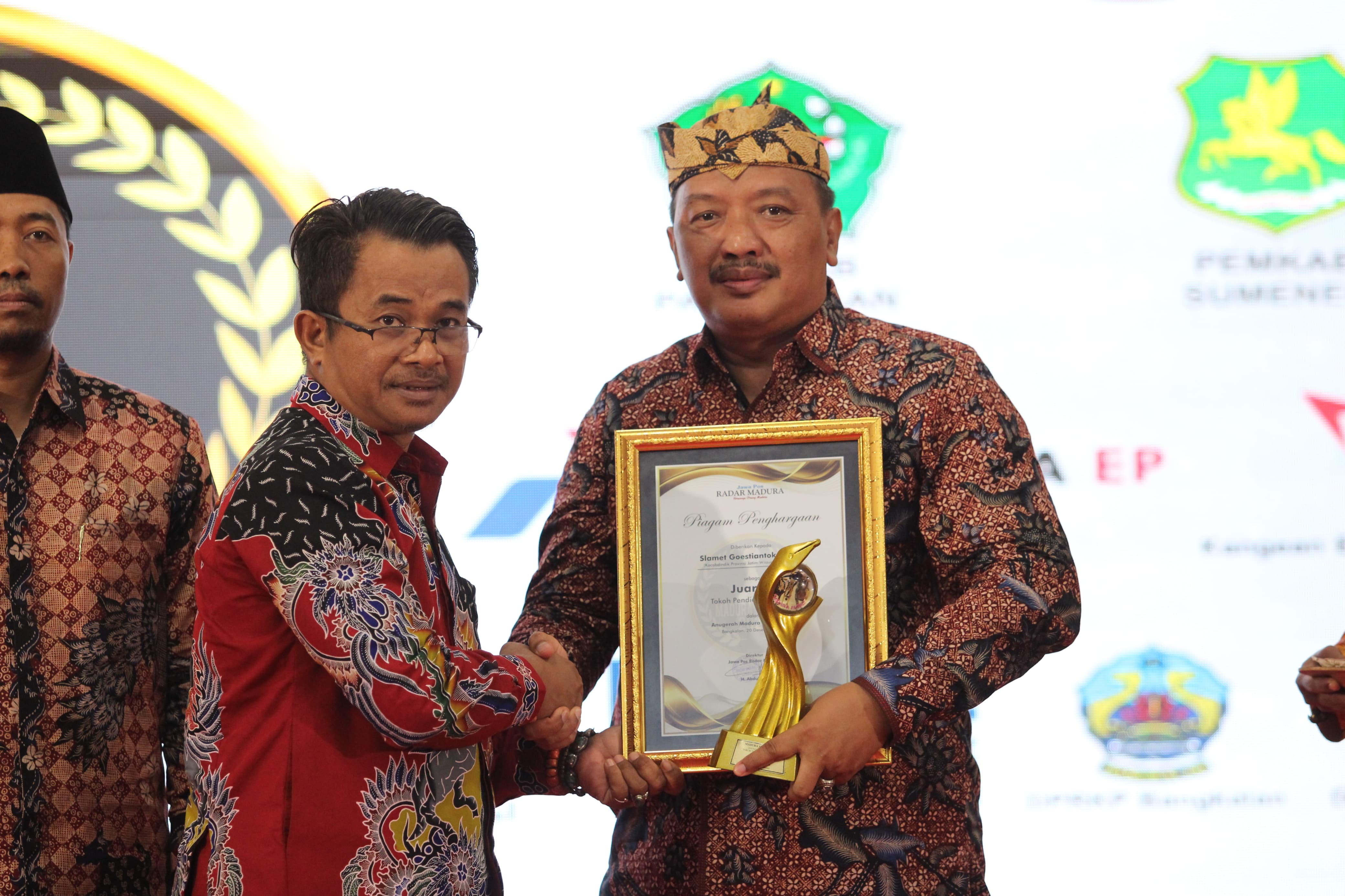 BANGGA: Kacabdindik Jatim Wilayah Pamekasan menerima penghargaan Tokoh Pendidikan Favorit 3 Madura Awards 2024 yang diserahkan Direktur Fathimah International Elementary School di Gedung Sentra IKM.