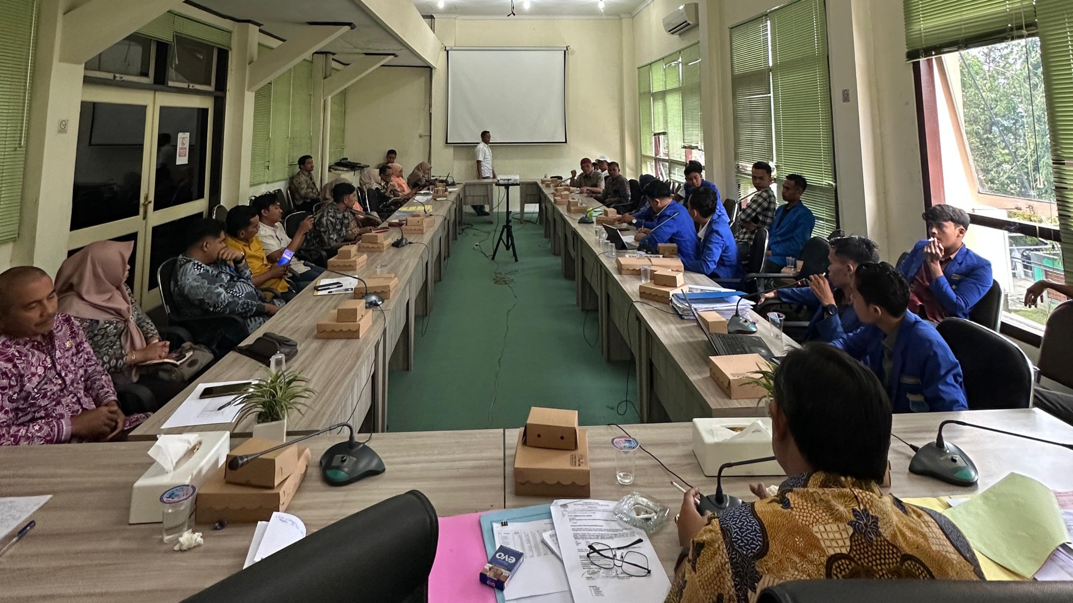 TEGANG: PC PMII Pamekasan melakukan audiensi masalah penyaluran pupuk bersubsidi, Kamis (16/1). (PMII PAMEKASAN untuk JPRM)