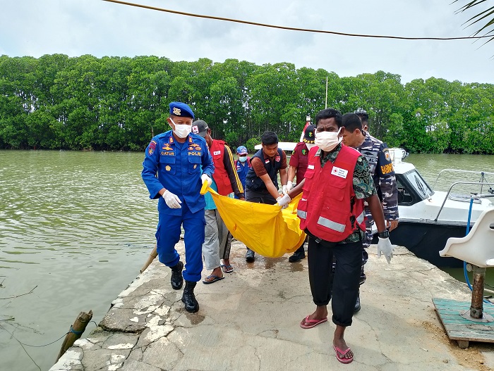 BERDUKA: Tim gabungan dari satpolairud, PMI, dan Polres Sampang mengevakuasi jenazah di Kelurahan Banyuanyar, Kecamatan Kota Sampang, Rabu (15/1). (UBAIDILLAHIR RAIE/JPRM)