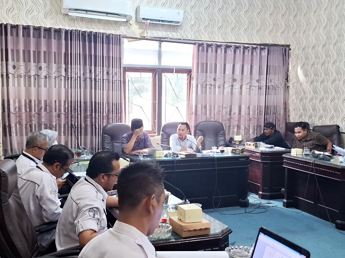 KOMITMEN: Anggota Komisi II DPRD Sumenep melaksanakan rapat koordinasi dengan BPRS Bhakti Sumenep di kantor dewan. (DPRD UNTUK JPRM)
