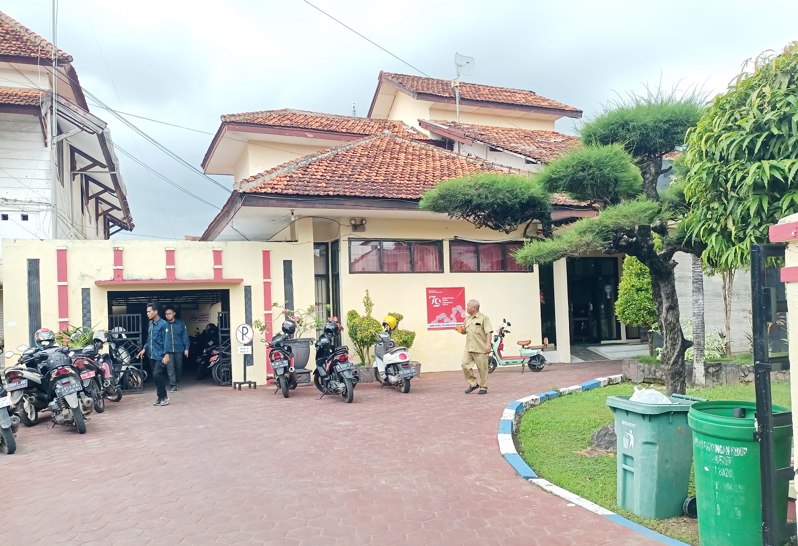 SANTAI: Para pegawai berada di halaman kantor Dinsos P3A Sumenep, Senin (13/1). (MOH. IQBAL/JPRM)