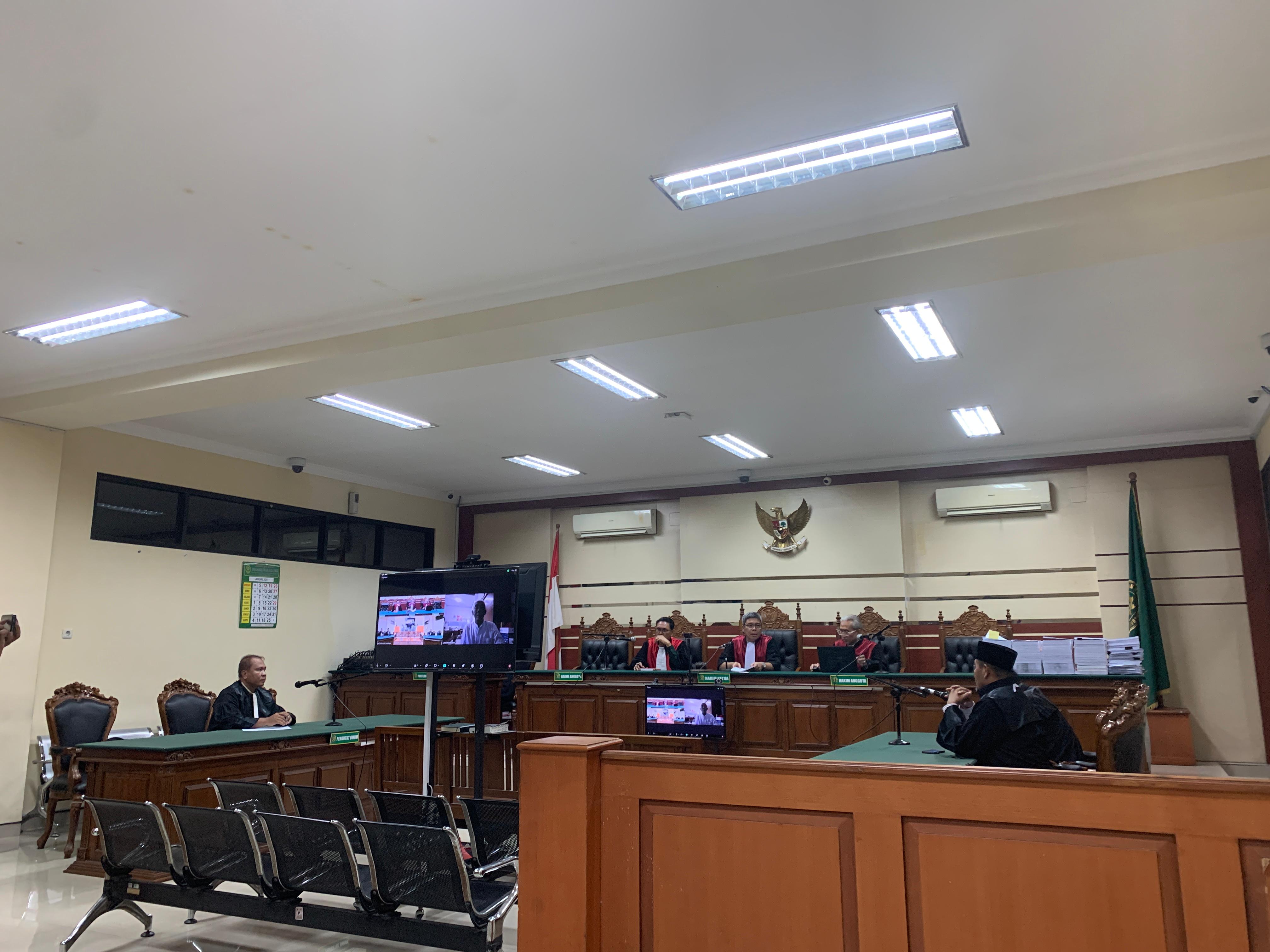 TAHAP AKHIR: JPU Munarwi dan Supriyono selaku penasihat hukum Fathor Rachman mengikuti sidang putusan di Pengadilan Tipikor Surabaya, Rabu (15/1). (ISTIMEWA)