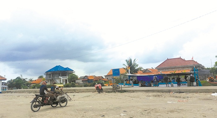 DIPERPANJANG: Warga berada di atas tambatan kapal di Pelabuhan Tanglok, Kelurahan Banyuanyar, Kecamatan Sampang, Senin (13/1). (JUNAIDI PONDIYANTO/JPRM)