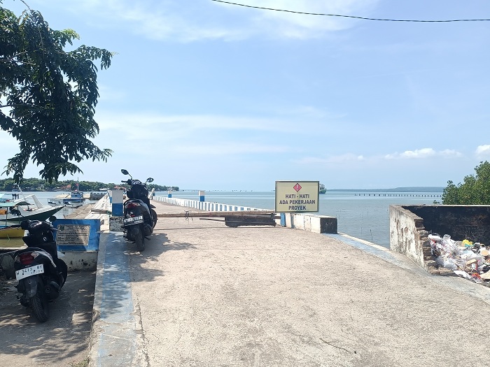 FASILITAS UMUM: Warga berada di area Pelabuhan Wisata Kalianget, Kecamatan Kalianget, yang dikasih penghadang bambu, Kamis (16/1). (MOH. IQBAL/JPRM)