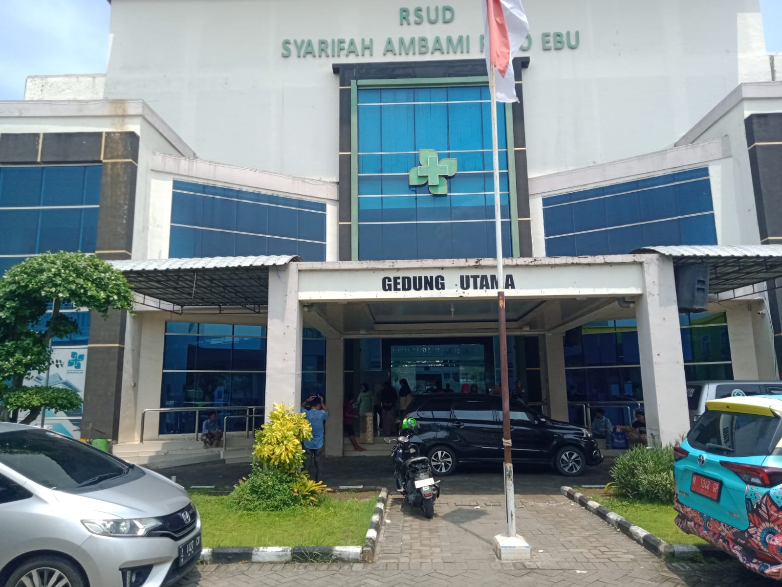 LAYANAN KESEHATAN: Masyarakat berada di area RSUD Syarifah Ambami Rato Ebu Bangkalan, Selasa (14/1). (IMAMUDIN/JPRM)