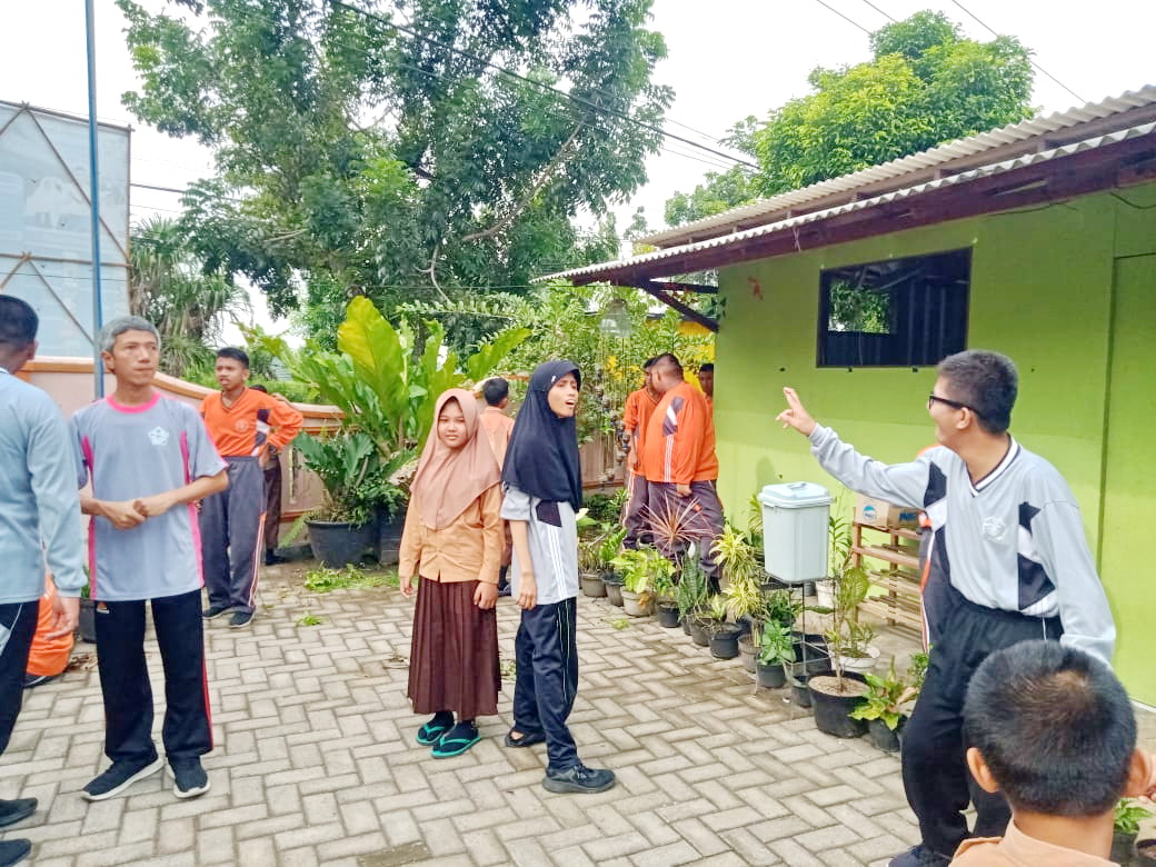SISWA DISABILITAS: Sejumlah siswa SLB Lavender mengikuti kegiatan Jumat Bersih di halaman sekolahnya, Jumat (17/1). (IMAMUDIN/JPRM)
