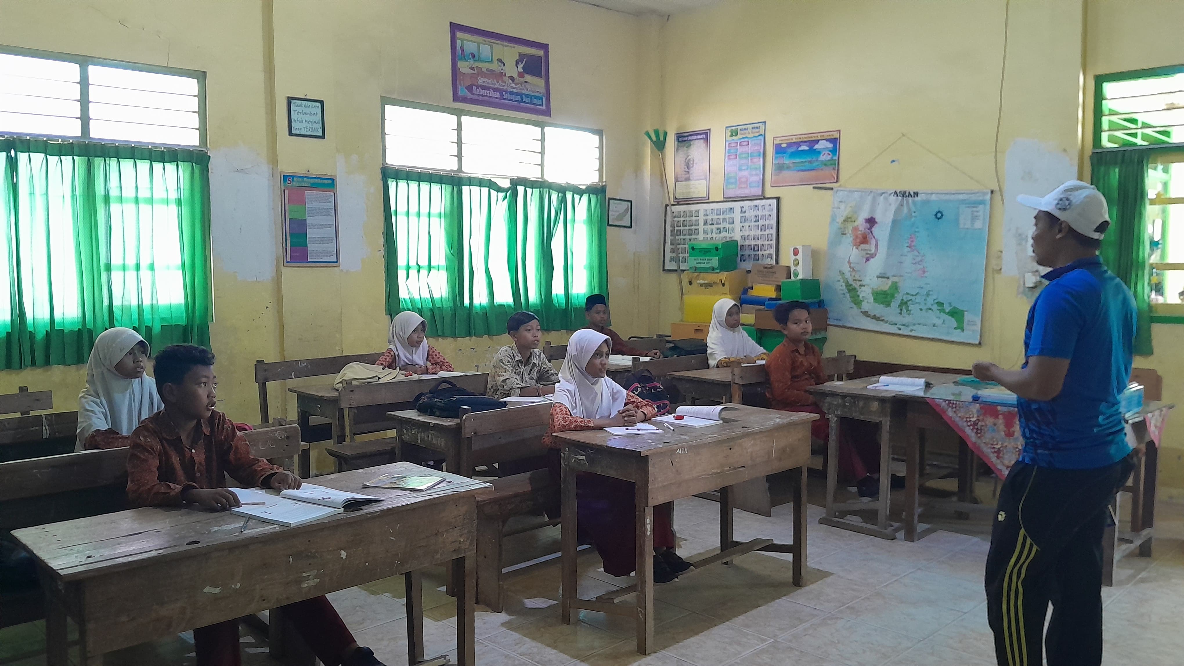 PENDIDIKAN: Guru memberikan materi di kelas SDN Jungcangcang 3, Pamekasan, pada 4 September 2024. (DOKUMEN JPRM)