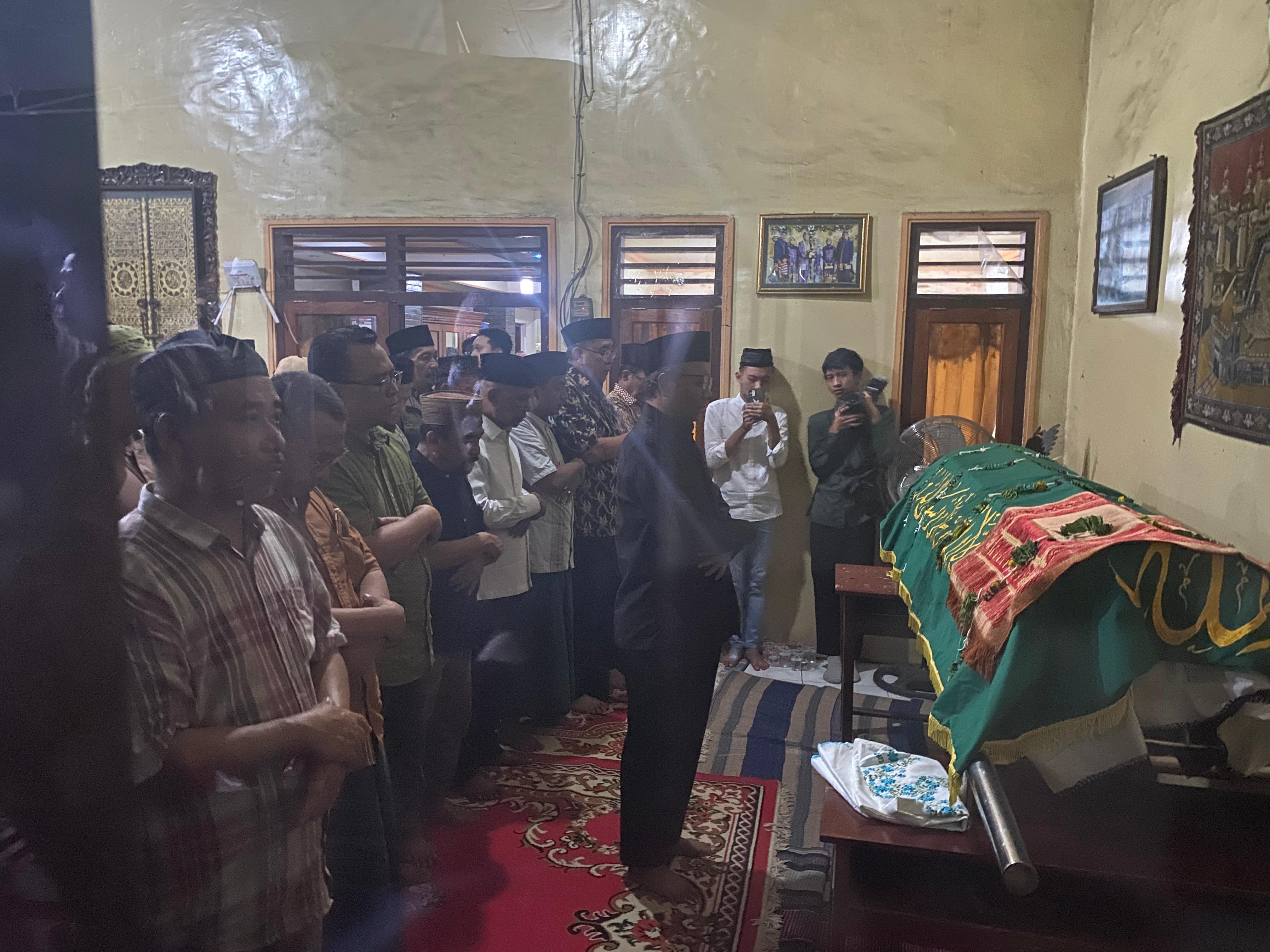 DUKA: Mahfud MD memimpin salat jenazah Siti Khadijah di rumah duka, Kelurahan Bugih, Kecamatan Pamekasan, Jumat (17/1) malam. (AYU LATIFAH/JPRM)