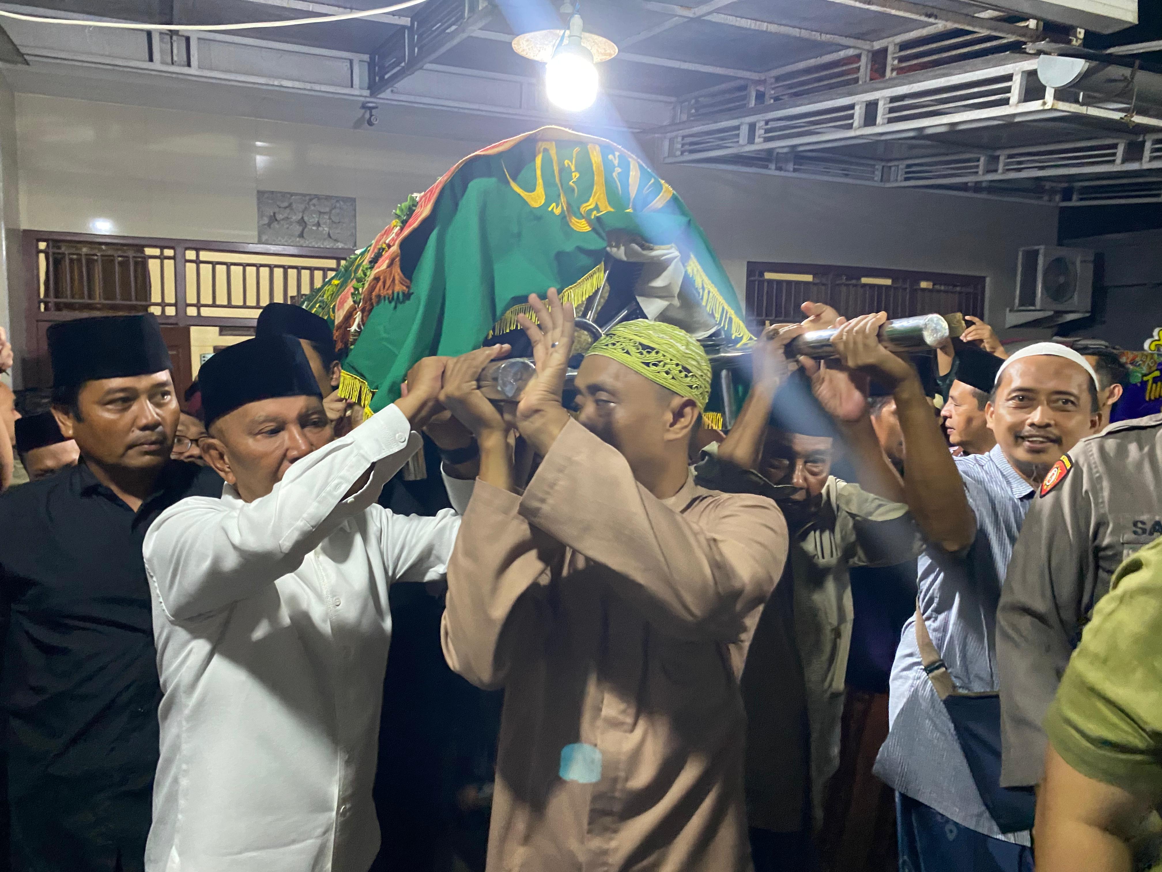 TAKZIAH: Ketua Banggar DPR RI MH Said Abdullah (baju putih kiri) mengusung keranda jenazah ibunda Prof Mahfud MD, Siti Khadijah, di rumah duka, Kelurahan Bugih, Pamekasan, Jumat (17/1) malam.