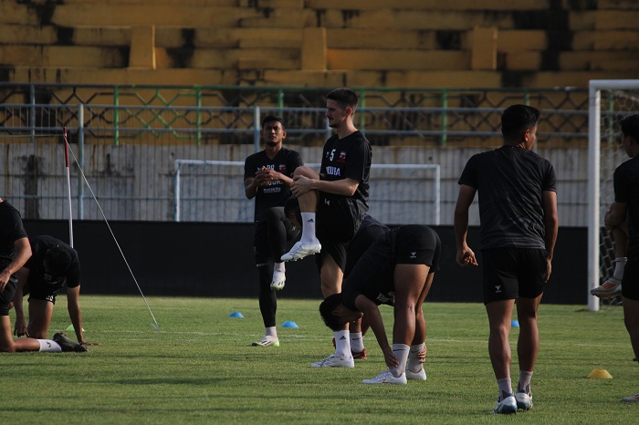 TEGAS: Pemain MU melakukan pemanasan saat official training di Stadion Gelora Bangkalan kemarin. (VIVIN AGUSTIN HARTONO/JPRM)