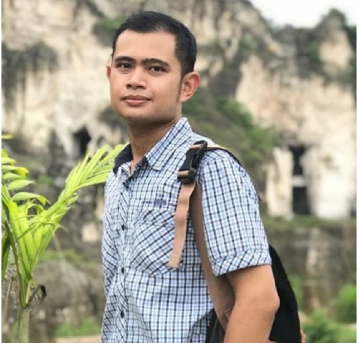 Andi Wirambara, berkecimpung pada dunia praktisi hukum. Aktif menulis puisi, cerpen, dan tulisan-tulisan lainnya. Karya-karyanya termuat dalam sejumlah media dan antologi bersama dan lain-lain.