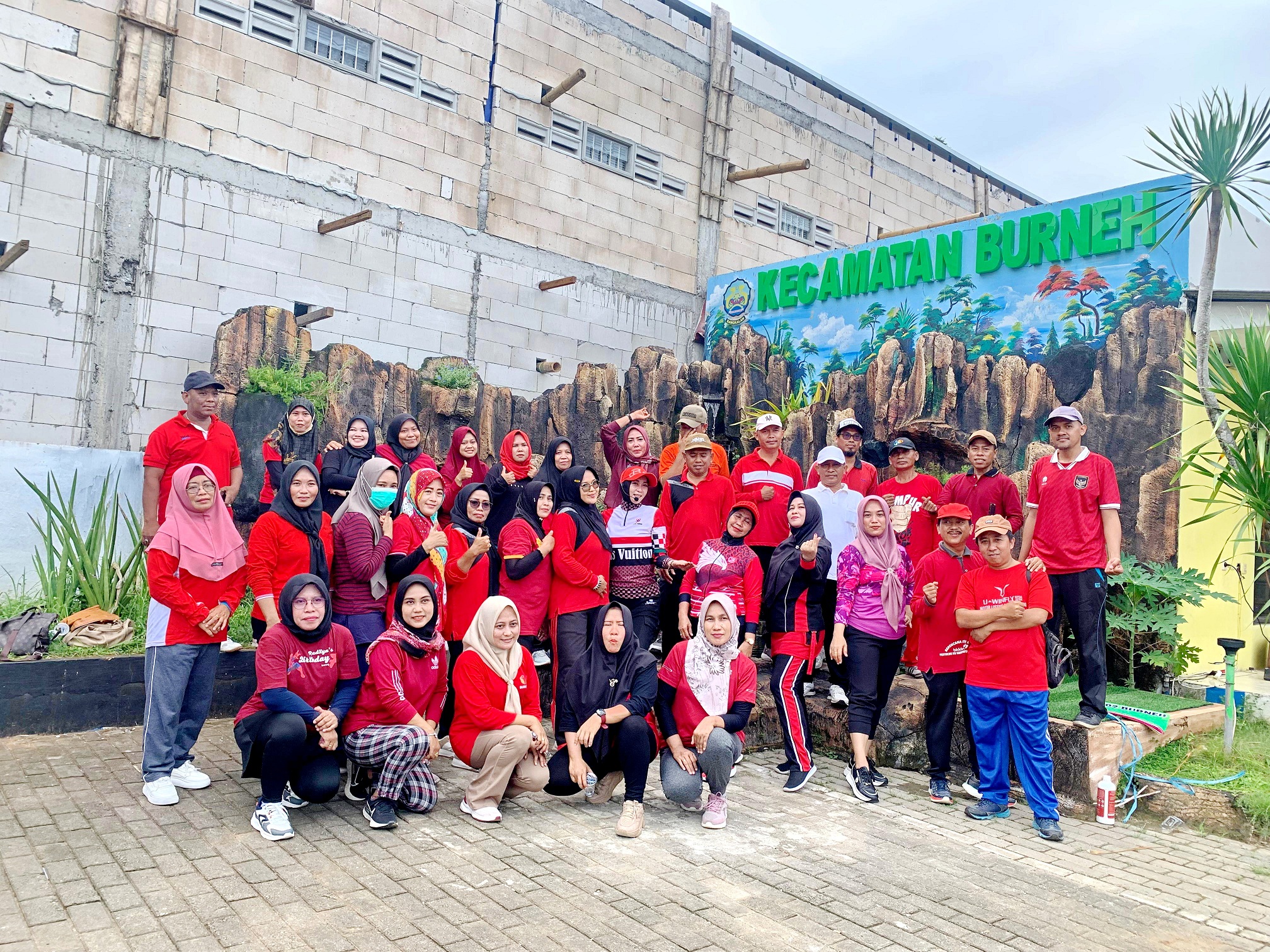KOMPAK: Sejumlah instansi lintas sektor berfoto bersama setelah senam pagi di halaman kantor Kecamatan Burneh kemarin. (ISMI MUFLIHAH/JPRM)