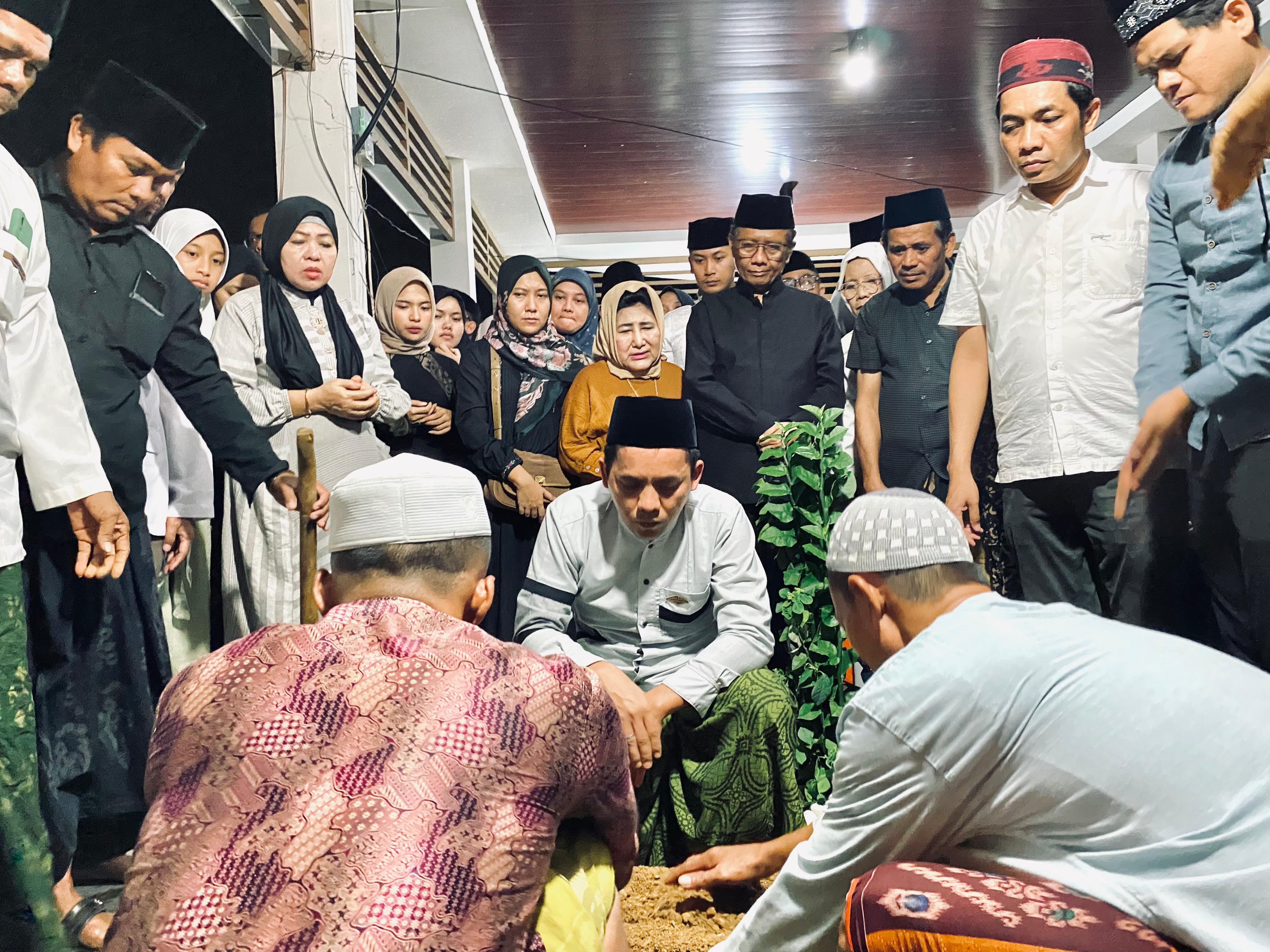 TABAH: Mahfud MD (baju hitam, kacamata) saat menghadiri pemakaman di TPU Desa Plapak, Kecamatan Pamekasan, Jumat (17/1). (FAHMI JALIL/JPRM)