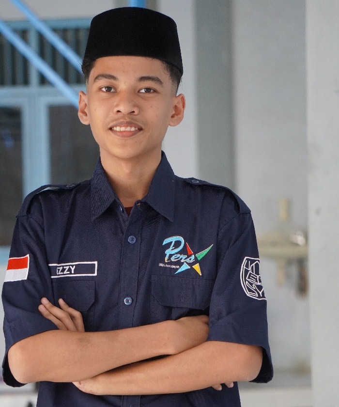 M. Syahirul Ezzy, Santri Rayon KH Ahmad Basyir PPA Annuqayah Daerah Latee. Sekretaris Lembaga Pers Siswa (LPS) SMA Annuqayah.