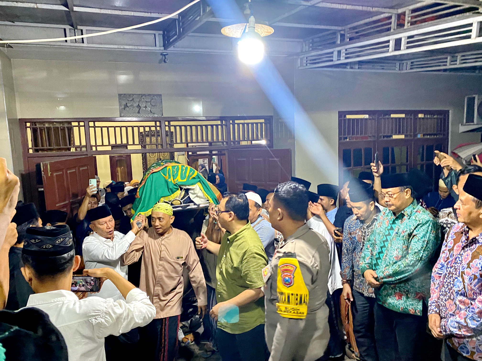 HARU: Said Abdullah ikut mengantarkan jenazah Siti Khadijah, ibunda Mahfud MD, ke pemakaman di TPU Desa Plakpak, Kecamatan Pegantenan, Pamekasan, Jumat (17/1). (AYU LATIFAH/JPRM)