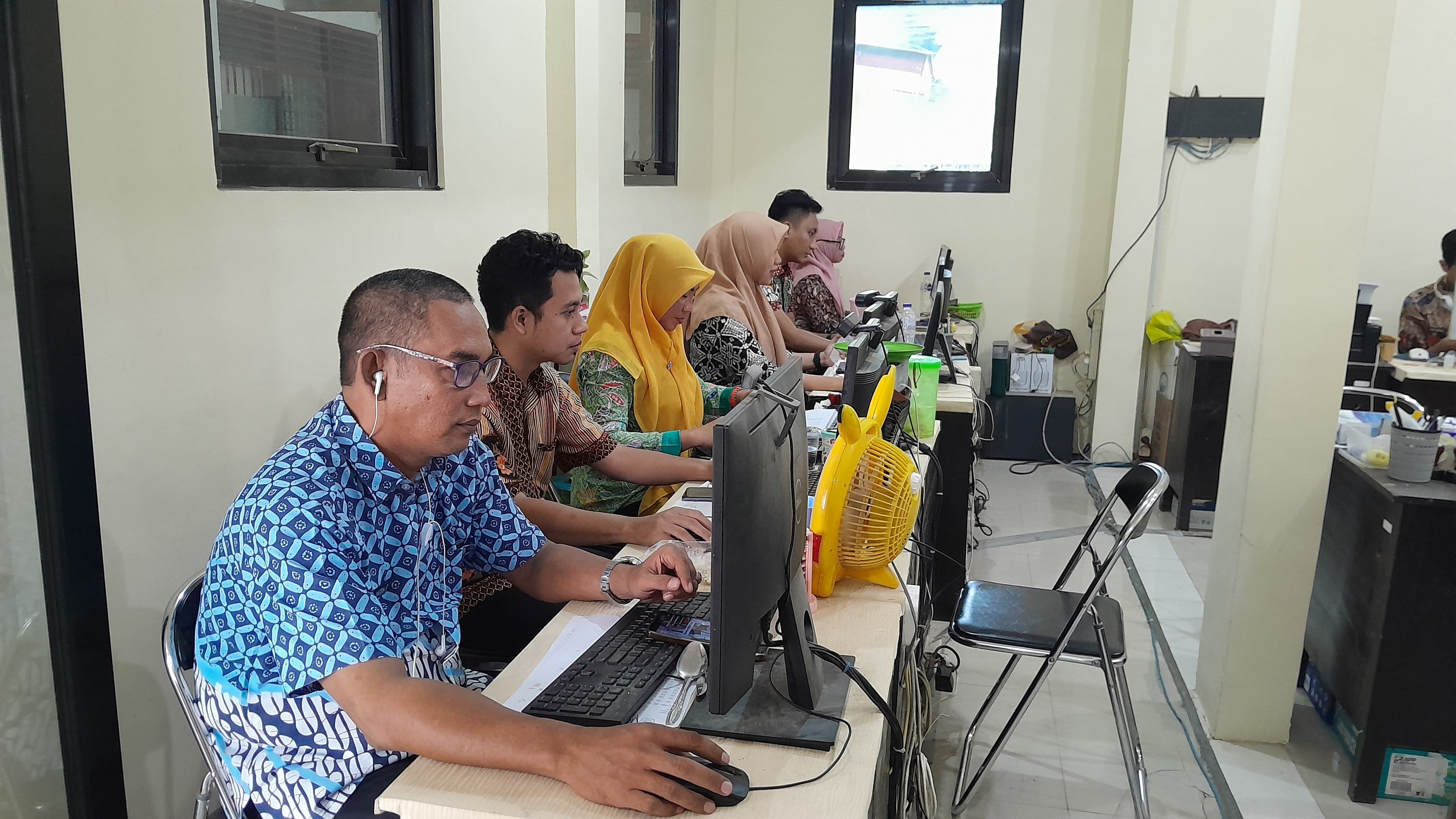 TELITI: Pegawai BKPSDM Pamekasan memantau pendaftaran PPPK 2024 Periode II, Kamis (16/1). (KHOLIL RAMLI/JPRM)