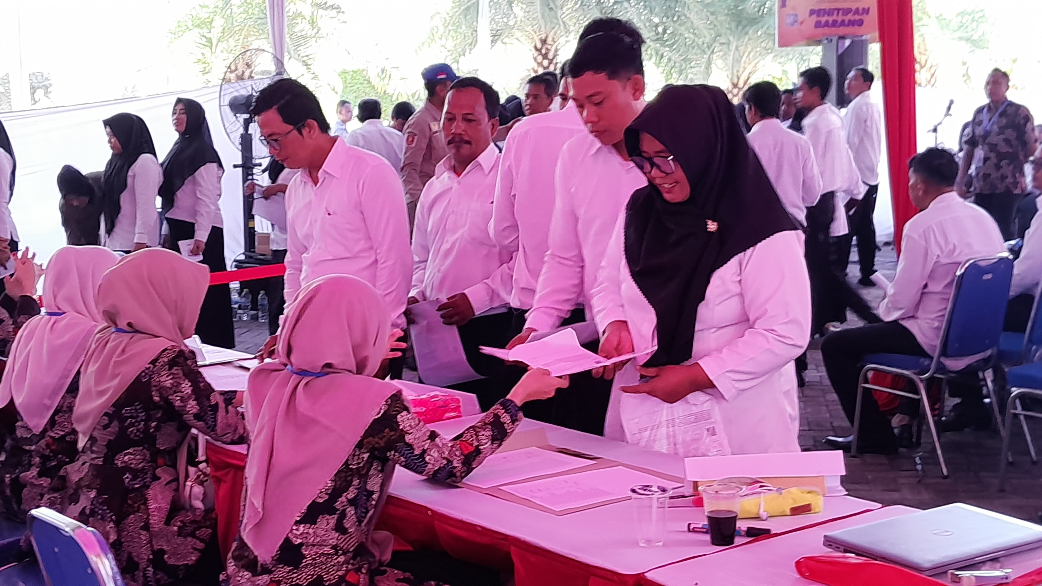 ANTRE: Peserta seleksi PPPK 2024 periode I melakukan registrasi di Gedung Prima Jaya Abadi, Pamekasan, Selasa (3/12).