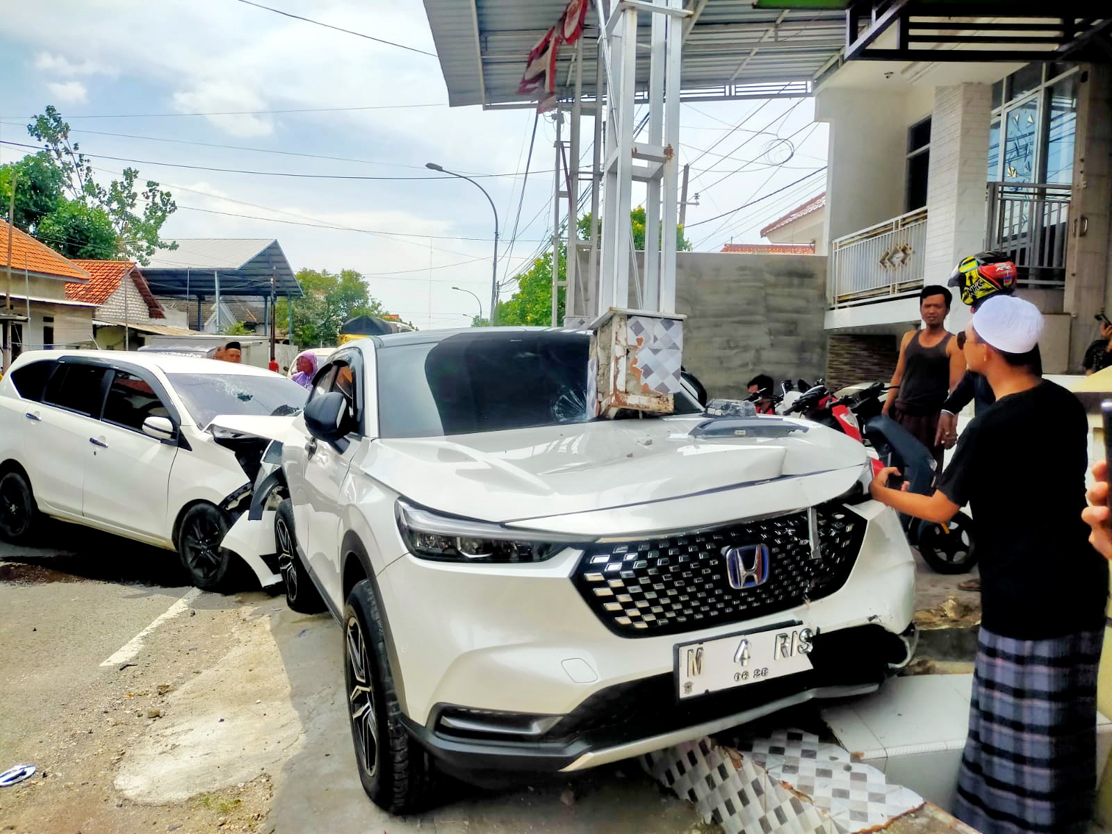 RUSAK BERAT: Mobil HRV usai di seruduk mobil Sigra di depan Mapolsek Camplong, Desa Tambaan, Kecamatan Camplong, Sampang, kemarin. (ANIS BILLAH/JPRM)