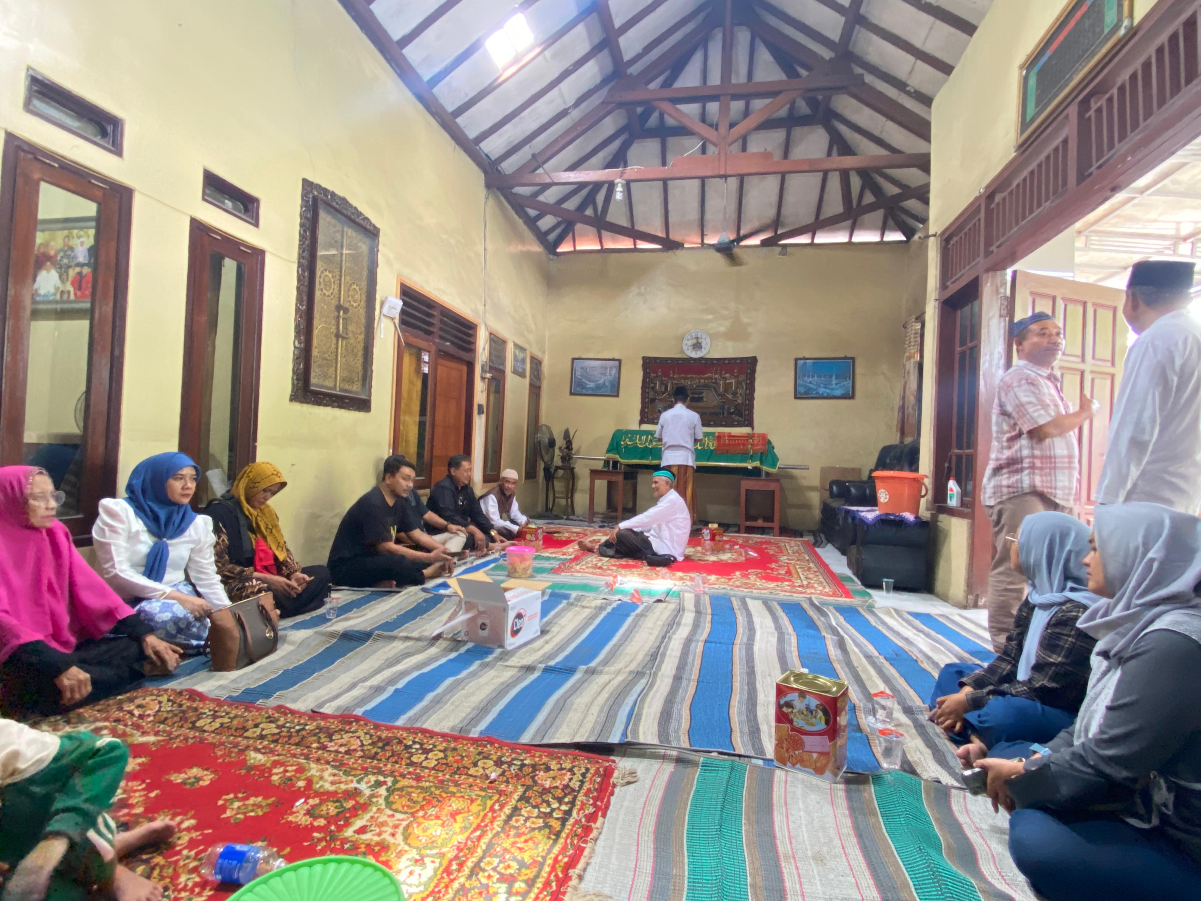 DUKA: Suasana di rumah duka alm. Siti Khadijah, ibunda Mahfud MD di Kelurahan Bugih, Kecamatan Pamekasan, Jawa Timur pada Jumat malam (17/1/2025).