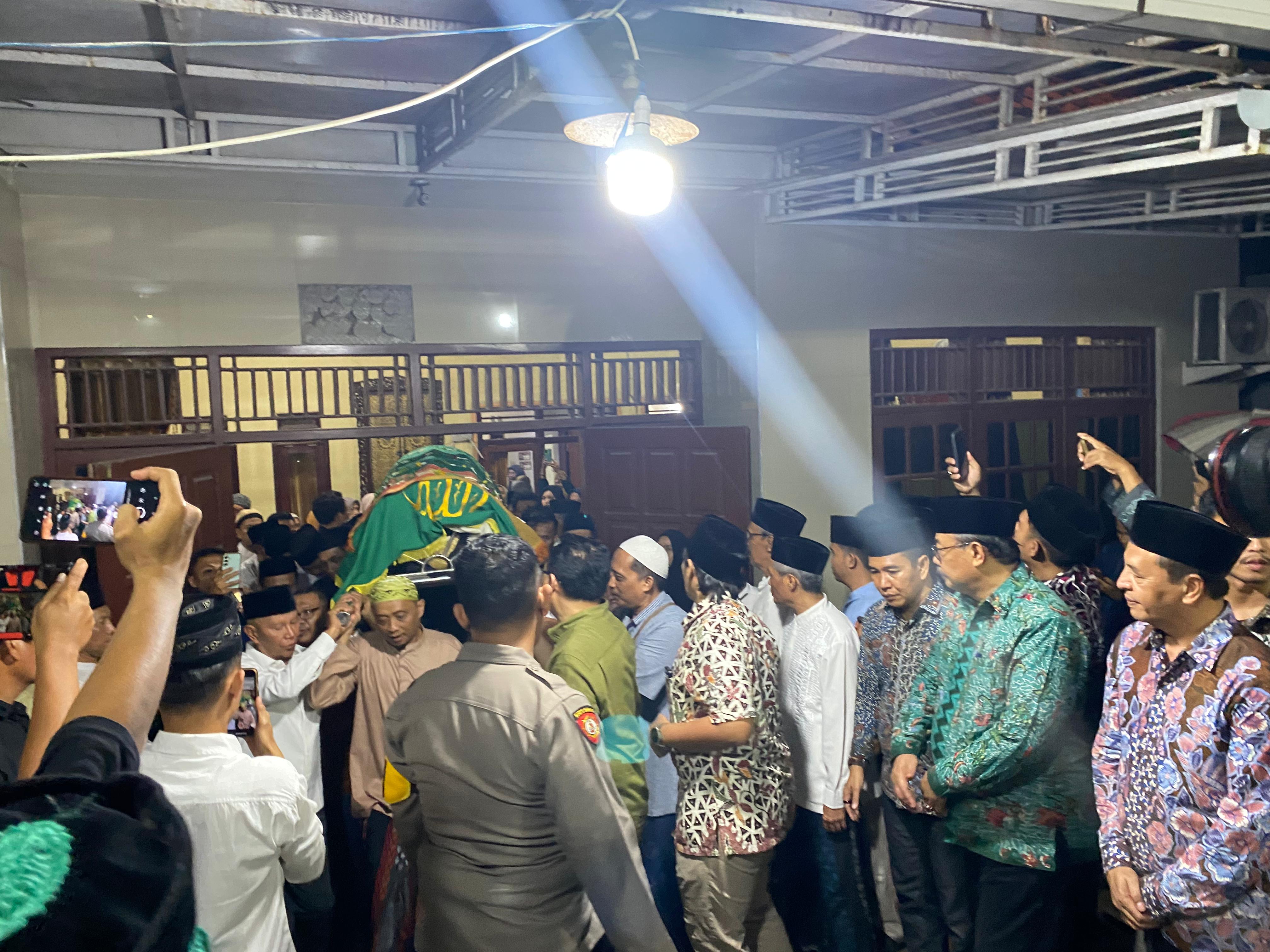 MEMBELUDAK: Ratusan masyarakat turut menghadiri proses penguburan ibunda Mahfud MD.