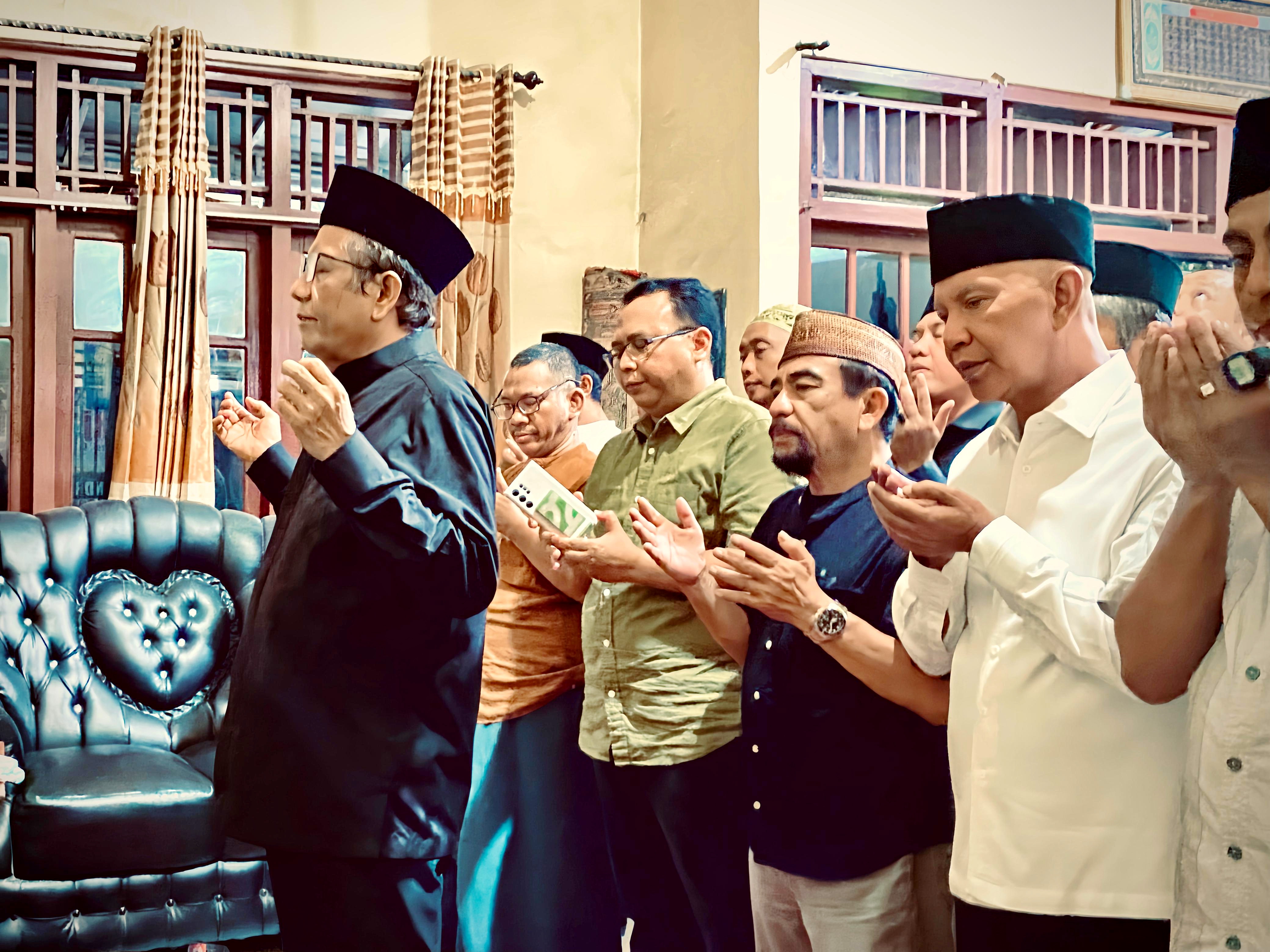 BERDUKA: Mahfud MD memimpin salat jenazah ibunda Siti Khadijah di rumah duka Kelurahan Bugih, Pamekasan, Jumat (17/1) malam. (FAHMI JALIL/JPRM)