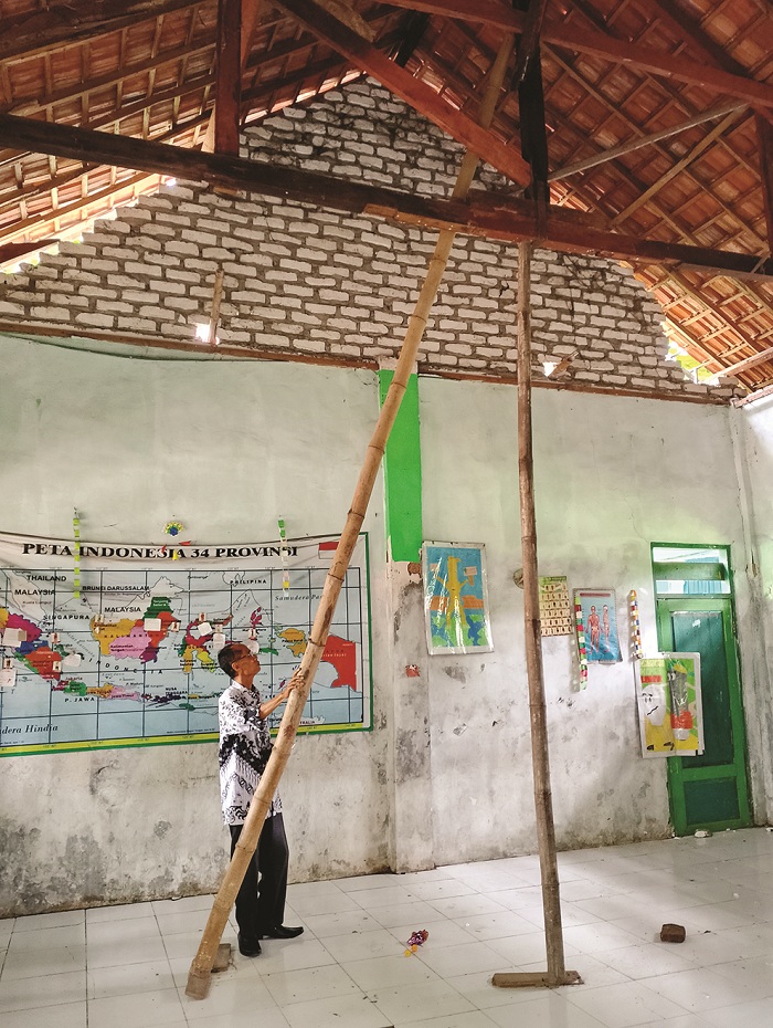 RUSAK BERAT: Kepala SDN Pangongseyan 1 Sampang Maskur Taufiq melihat ruangan kelas V yang sudah tidak ditempati, Jumat (17/1). (UBAIDILLAHIR RAIE/JPRM)