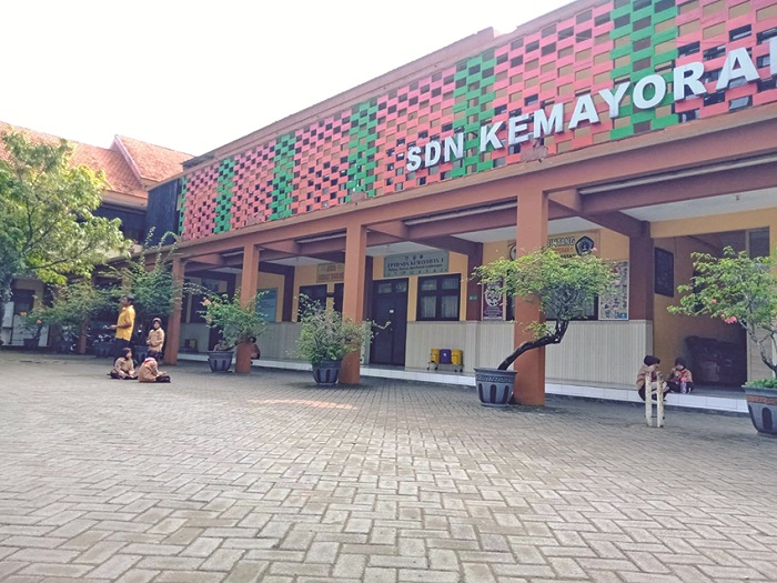 GENERASI EMAS: Sejumlah siswa berada di halaman SDN Kemayoran 1 Bangkalan, Sabtu (18/1). (IMAMUDIN/JPRM)