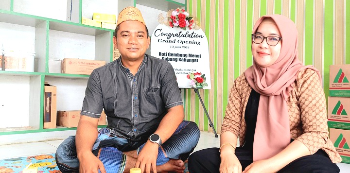 INSPIRATIF: Pasangan suami istri Fawaid Sulaiman dan Ramadani menceritakan kisah usaha Roti Gembong Menul di outlet Kalianget, Sumenep, Jumat (17/1). (LUKMAN HAKIM AG/JPRM)