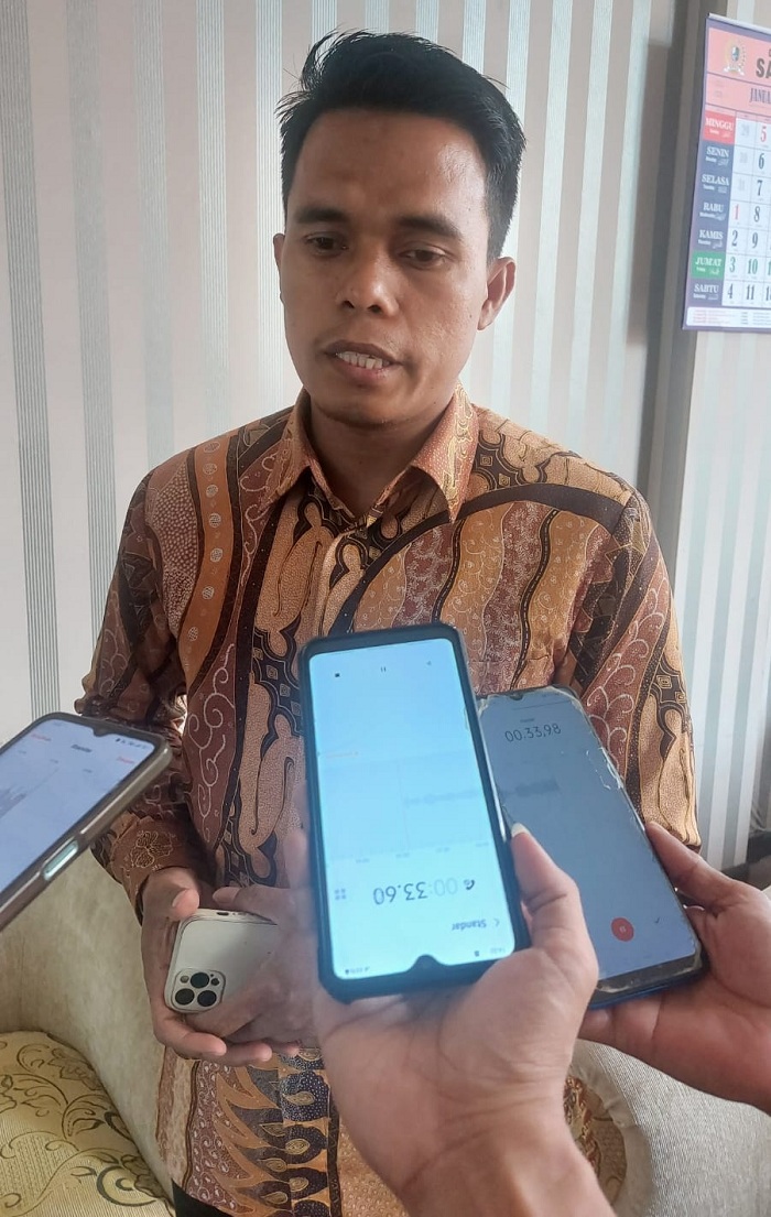 WAKIL RAKYAT: Ketua Bapemperda DPRD Sampang Mohammad Faruk memberikan keterangan pers di kantornya, Senin (13/1). (JUNAIDI PONDIYANTO/JPRM)