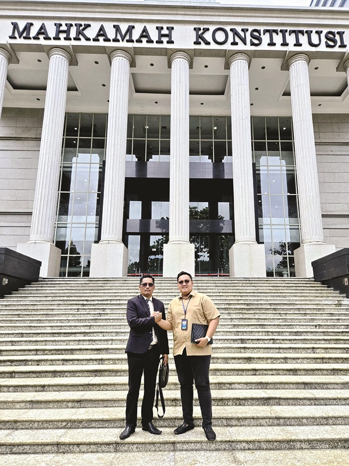 OPTIMISTIS: Pengacara paslon Kharisma Ach. Suhairi (kiri) berfoto dengan tim hukumnya di depan Gedung MK, Jumat (17/1). (SUHAIRI UNTUK JPRM)