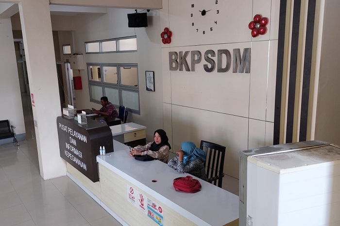 PUSAT LAYANAN: Pegawai berada di kantor Badan Kepegawaian dan Pengembangan Sumber Daya Manusia (BKPSDM) Sampang, Kamis (14/11/2024). (JUNAIDI PONDIYANTO/JPRM)