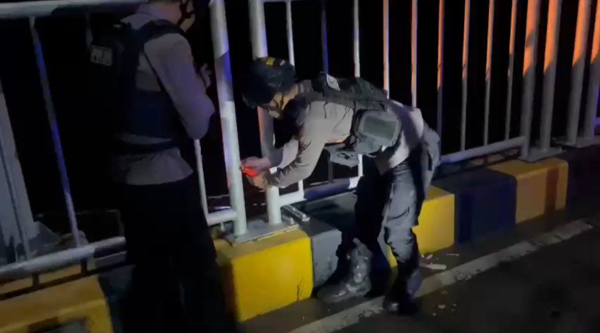 PERIKSA LANGSUNG: Anggota Satreskrim Polres Bangkalan mengecek benang di Jembatan Suramadu, Minggu (19/1). (POLRES BANGKALAN UNTUK JPRM)