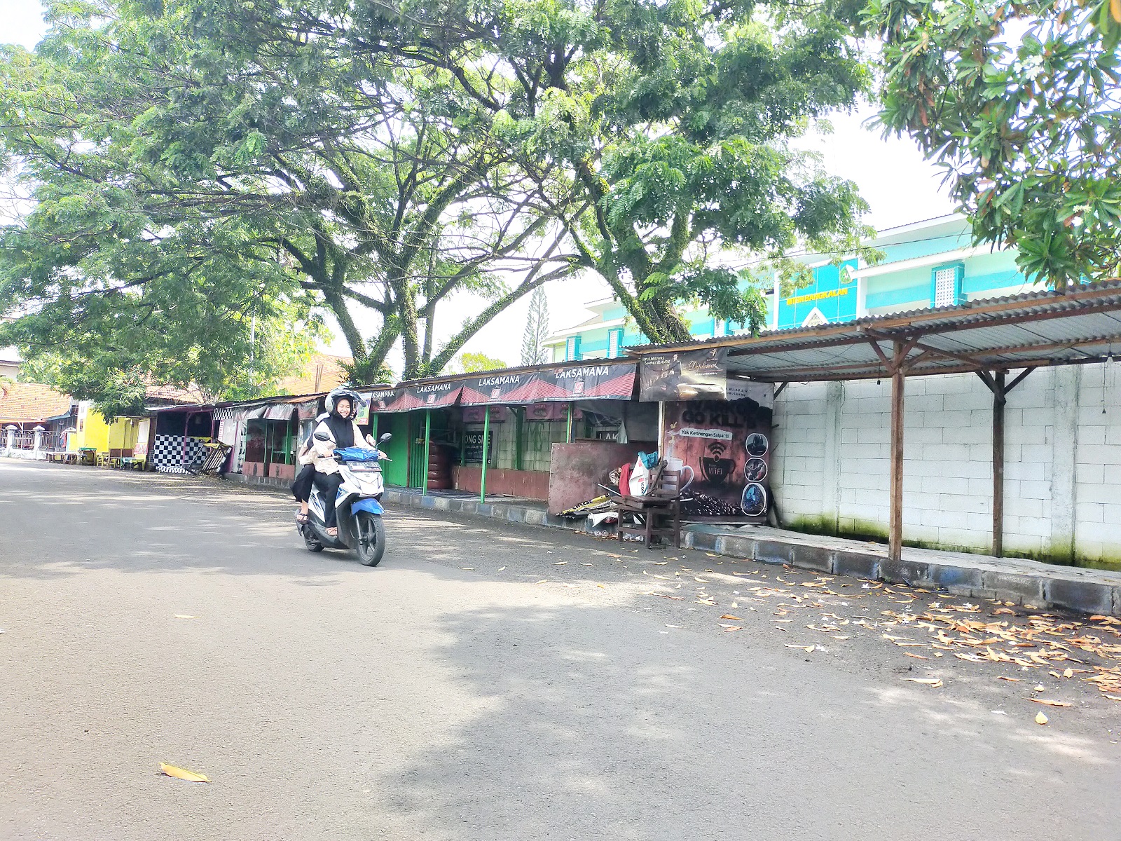 HARUS DIKOSONGKAN: Pemotor melintas di area warkop di belakang Stadion Geloara Bangkalan (SGB) Minggu (19/1). (VIVIN AGUSTIN HARTONO/JPRM)