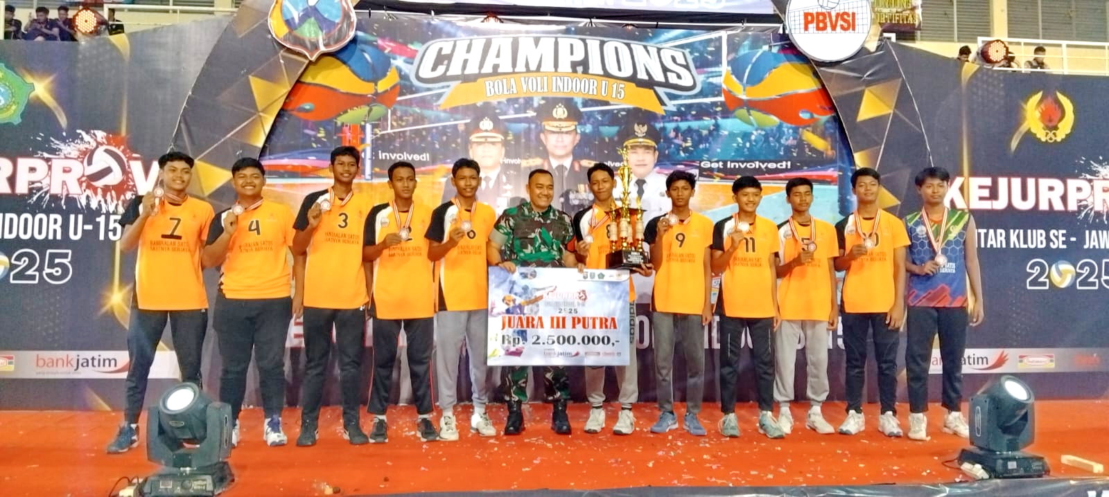 BERPRESTASI: Tim bola voli Bangkalan usia 15 tahun berfoto bersama setelah meraih juara ketiga Kejurprov Jatim di GOR Delta Sidoarjo, Jumat (17/1). (PBVSI UNTUK JPRM)