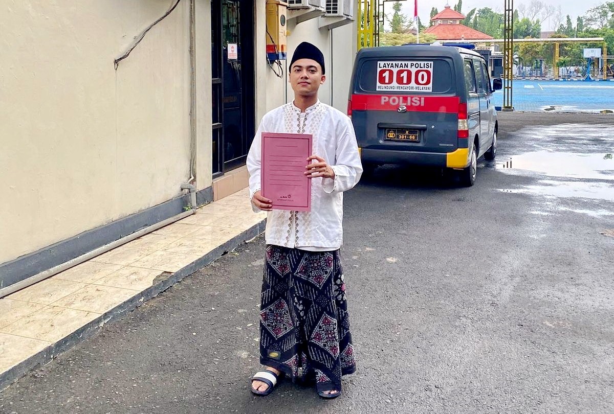 TEMPUH JALUR HUKUM: Jali menunjukkan surat tanda terima laporan pengaduan masyarakat di Mapolres Bangkalan, Jumat (15/11/24). (JALI UNTUK JPRM)