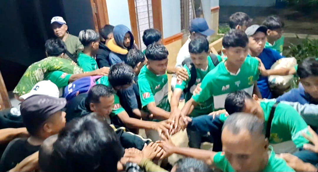 BABAK 32 BESAR LIGA 4 JATIM: Pemain Perssu MC dan jajaran manajemen berkumpul di Desa Pabian, Kecamatan Kota Sumenep, sebelum berangkat ke Banyuwangi pada Senin (20/1) dini hari. (DIDIK UNTUK JPRM)