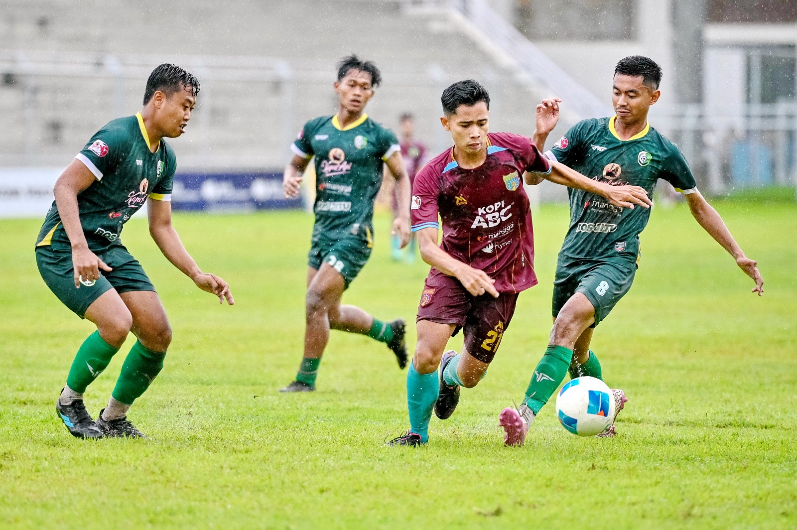 TENSI TINGGI: Dua pemain Persesa Sampang berusaha merebut bola dari pemain Persewangi di babak 32 besar Liga 4 Jatim yang digelar di Stadion Diponegoro, Banyuwangi, Senin (20/1).