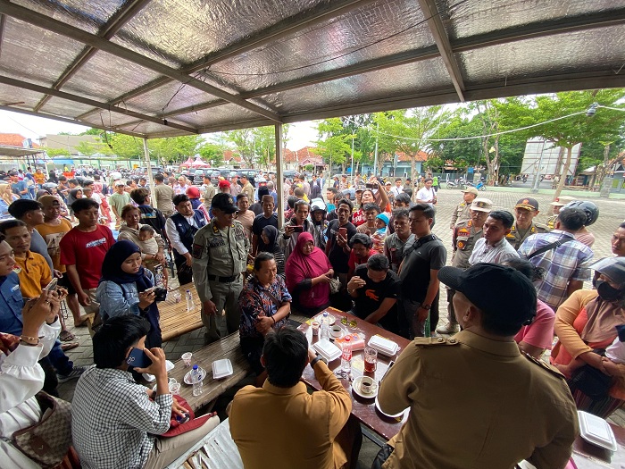 WADUL: PKL menyampaikan aspirasi kepada pejabat Pemkab Pamekasan di Food Colony yang berlokasi di Jalan Kesehatan, Pamekasan, Senin (20/1). (AYU LATIFAH/JPRM)
