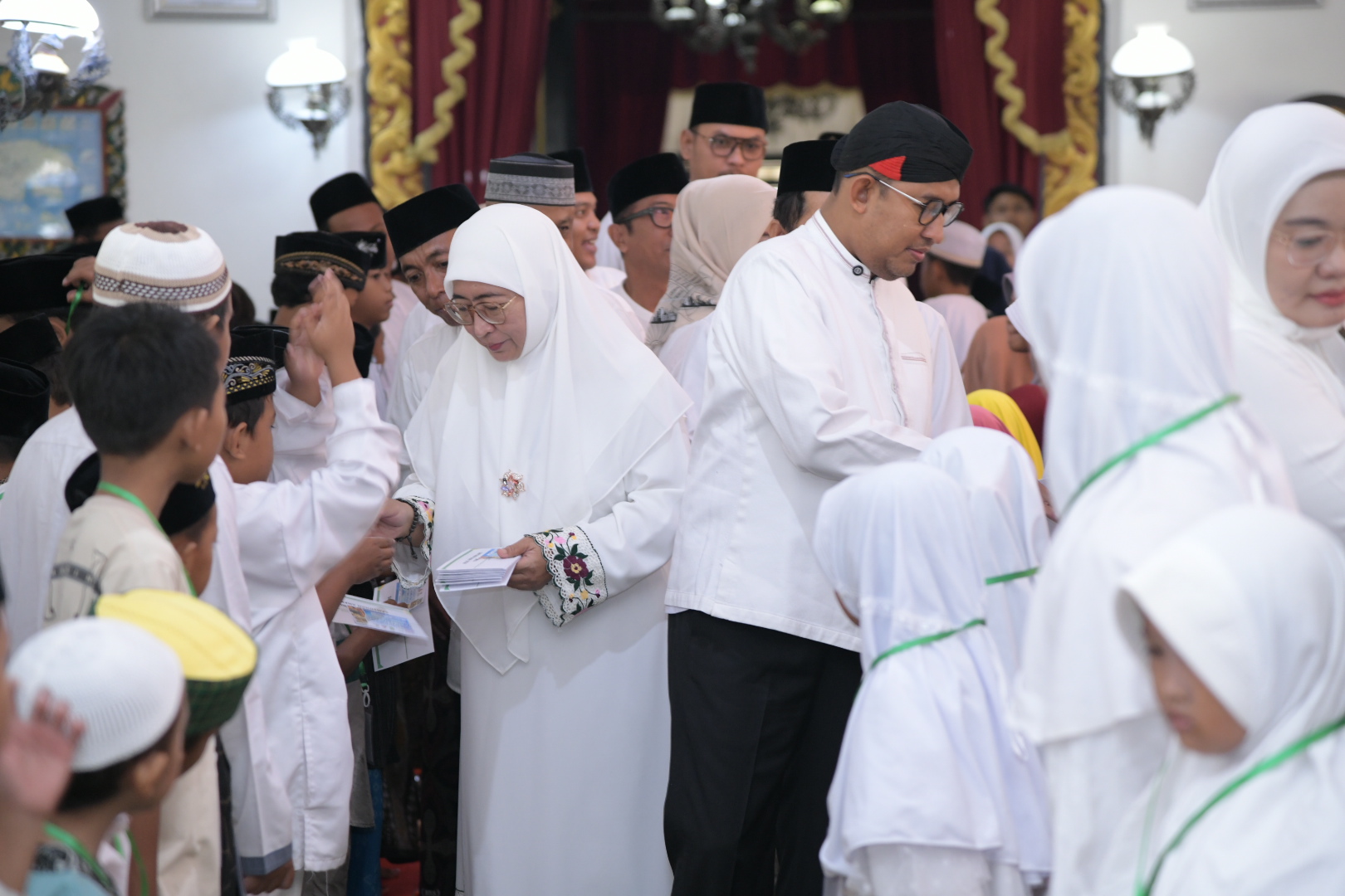 PEDULI: Bupati Sumenep Achmad Fauzi Wongsojudo (kanan) beserta Wabup Dewi Khalifah memberikan santunan di Festival Kreasi Anak Yatim 2025 di Pendopo Agung Keraton, Minggu (19/1). (PROKOPIM SUMENEP)