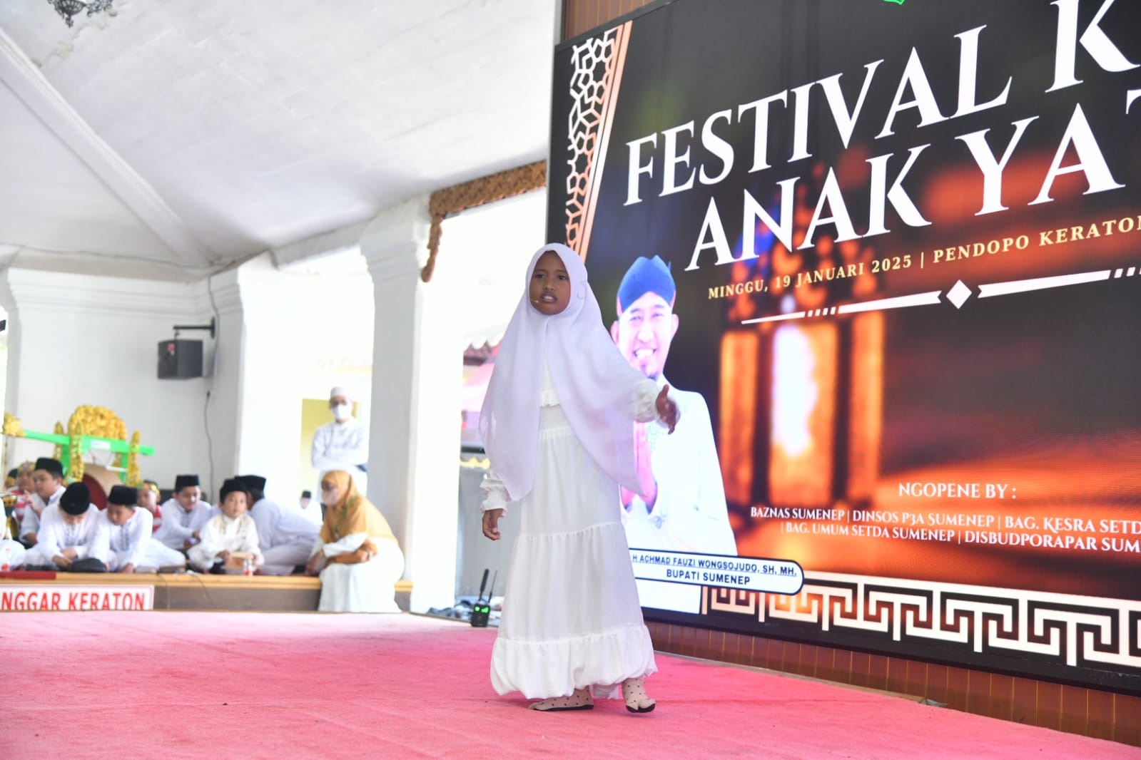 PERCAYA DIRI: Seorang anak yatim tampil di panggung Festival Kreasi Anak Yatim 2025 yang diselenggarakan Pemkab Sumenep di Pendopo Agung Keraton Sumenep, Minggu (19/1).