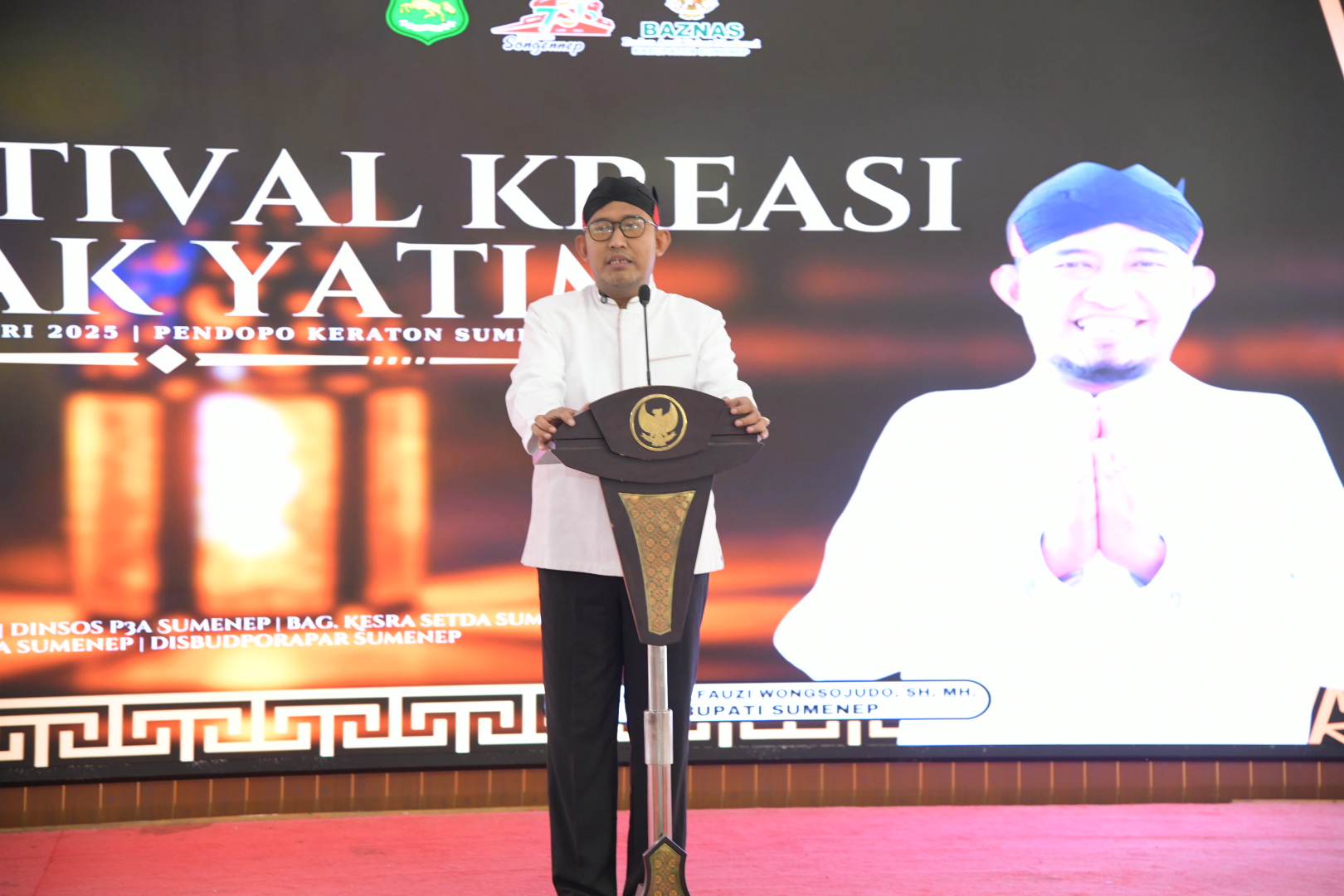 BERWIBAWA: Bupati Sumenep Achmad Fauzi Wongsojudo menyampaikan sambutan di Festival Kreasi Anak Yatim 2025 di Pendopo Agung Keraton, Minggu (19/1).  &nbsp;