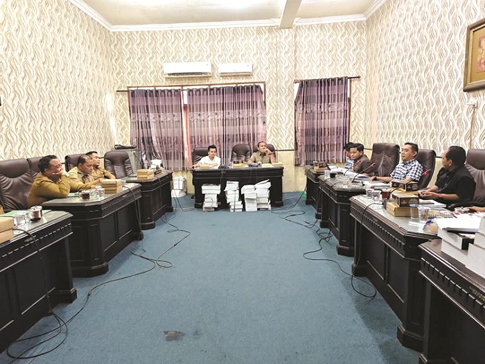 FOKUS: Anggota Komisi I DPRD Sumenep melakukan rapat koordinasi dengan sejumlah OPD di kantor dewan. (DPRD UNTUK JPRM)