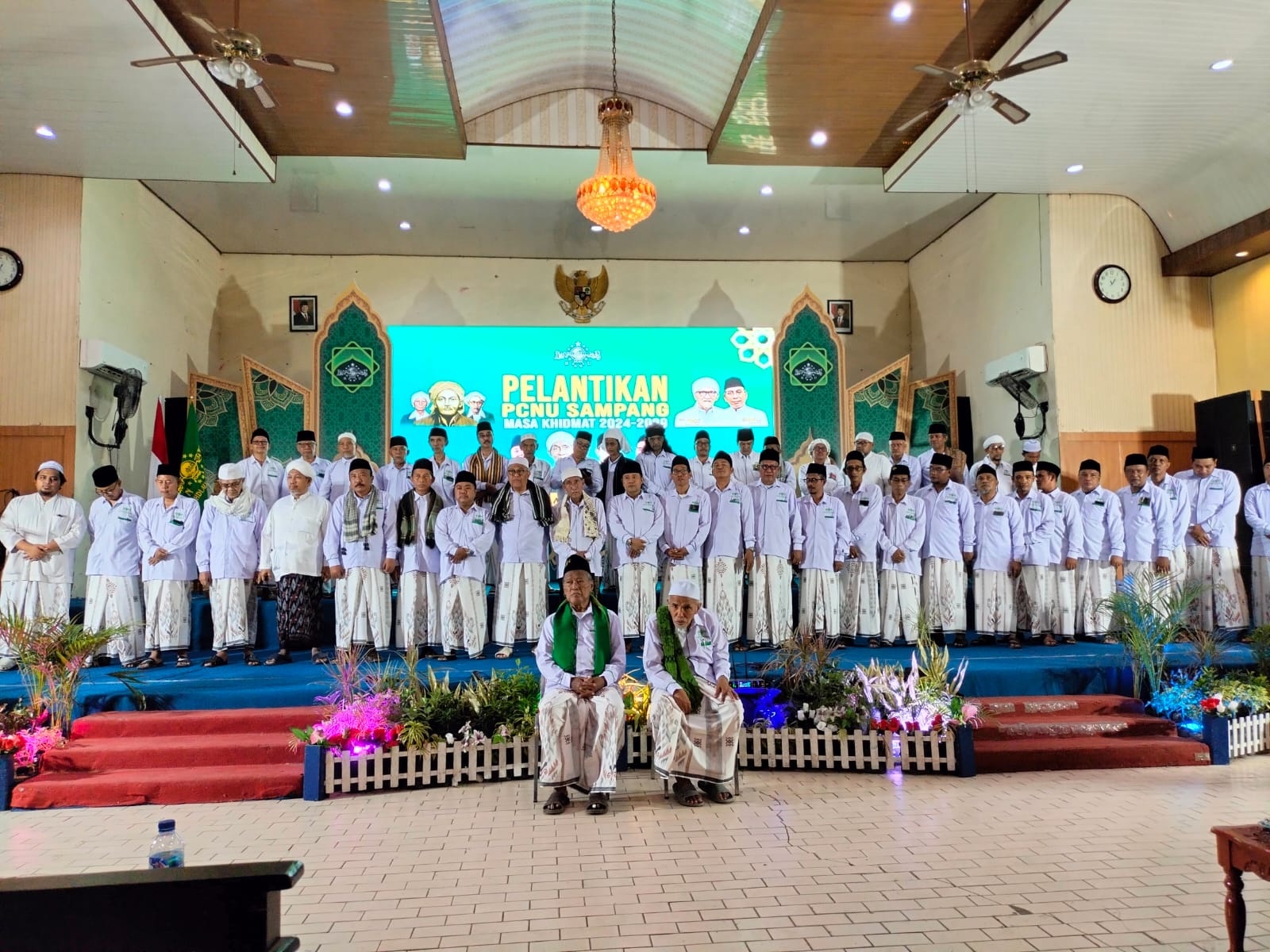 SOLID: Jajaran pengurus PCNU Sampang dilantik sebagai pengurus periode 2024&ndash;2029 di Gedung PKPRI Sampang, Selasa (29/10/2024). (MUKRIM UNTUK JPRM)