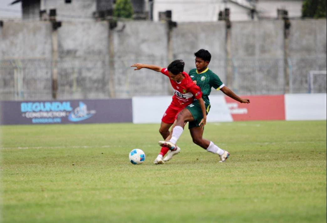 ADU KEMAMPUAN: Pemain Perssu MC (merah) berebut bola dengan pemain Persesa Sampang pada babak penyisihan grup D Liga 4 Jatim di Stadion Gelora Bangkalan, Senin (13/1). (PERSSU MC UNTUK JPRM)