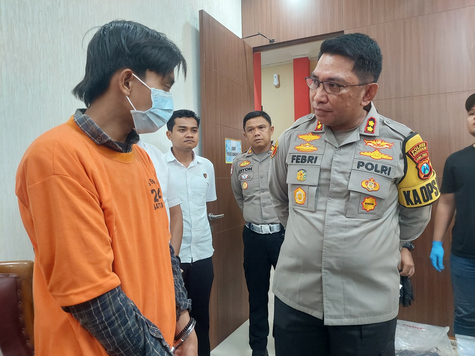 SADIS: Kapolres Bangkalan AKBP Febri Isman Jaya menginterogasi tersangka Moh. Maulidi Al Izhaq, senin (12/12/24). (ZEINAL ABIDIN/JPRM)