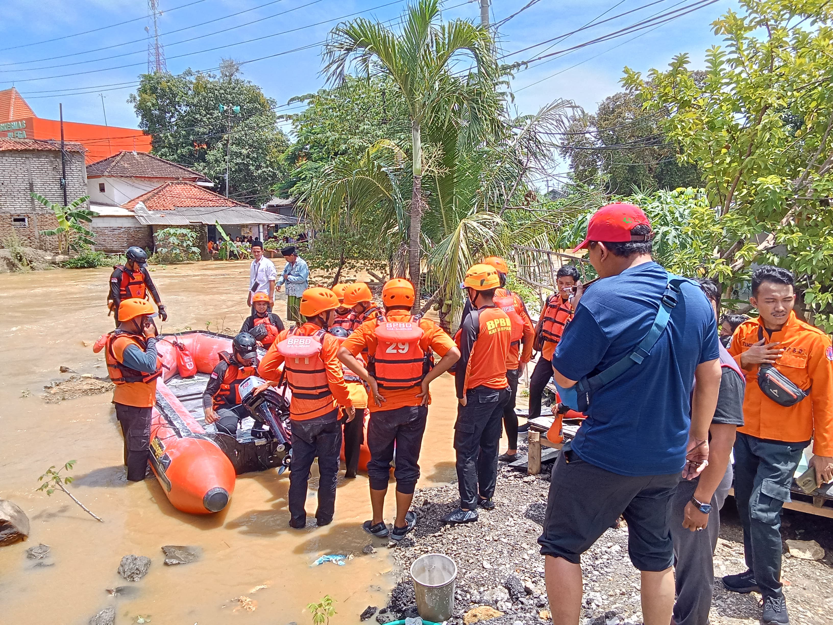 BELUM MEMBUAHKAN HASIL: Tim gabungan dari BPBD Provinsi Jawa Timur, Bangkalan, dan Sampang, melakukan pencarian korban yang terbawa arus banjir sungai Blega di Kecamatan Blega, Bangkalan (21/1).