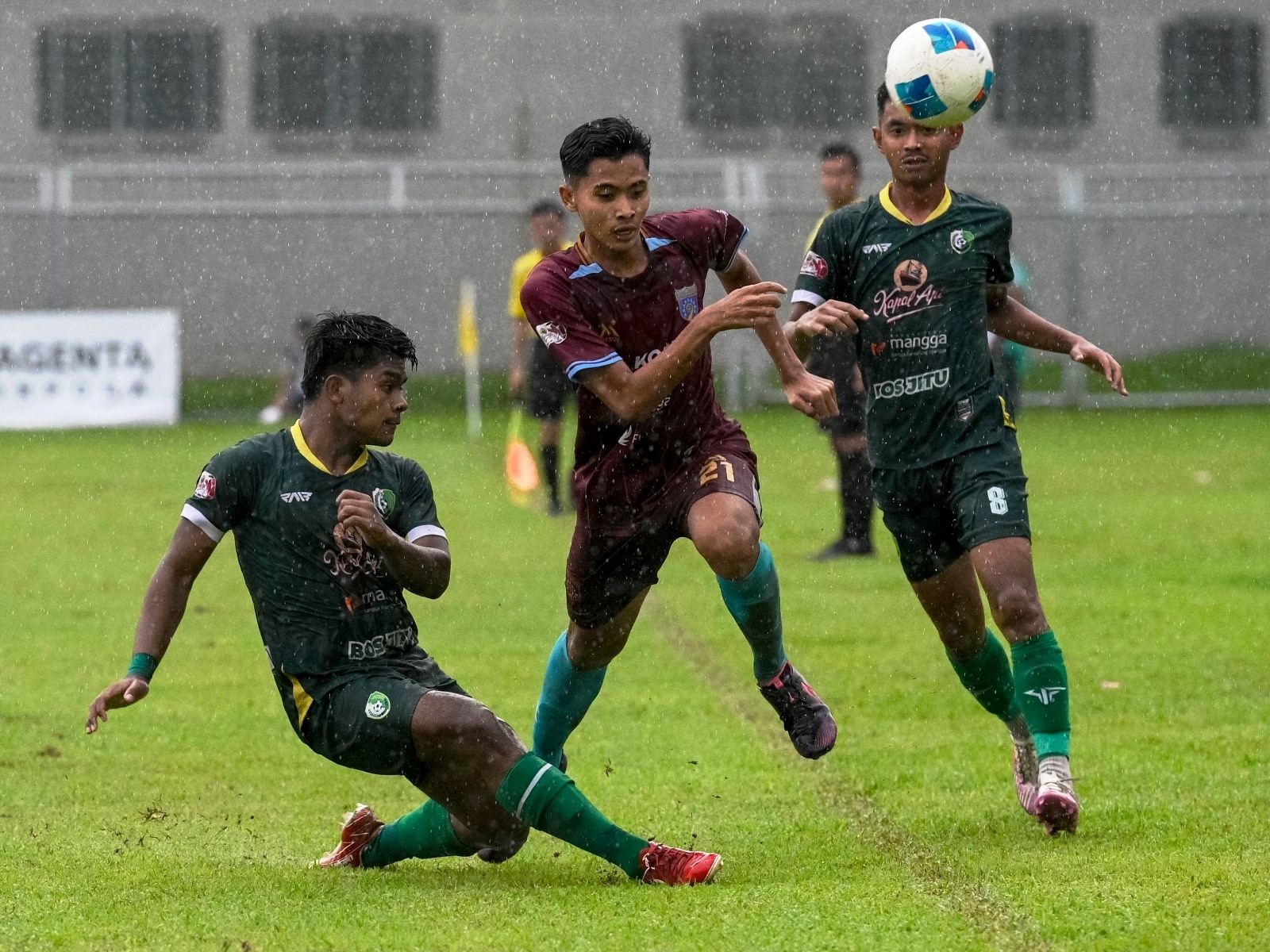 AGRESIF: Dua pemain Persesa Sampang berusaha merebut bola dari kaki pemain Persewangi pada babak 32 besar Liga 4 Jatim di Stadion Diponegoro, Banyuwangi, Senin (20/1).