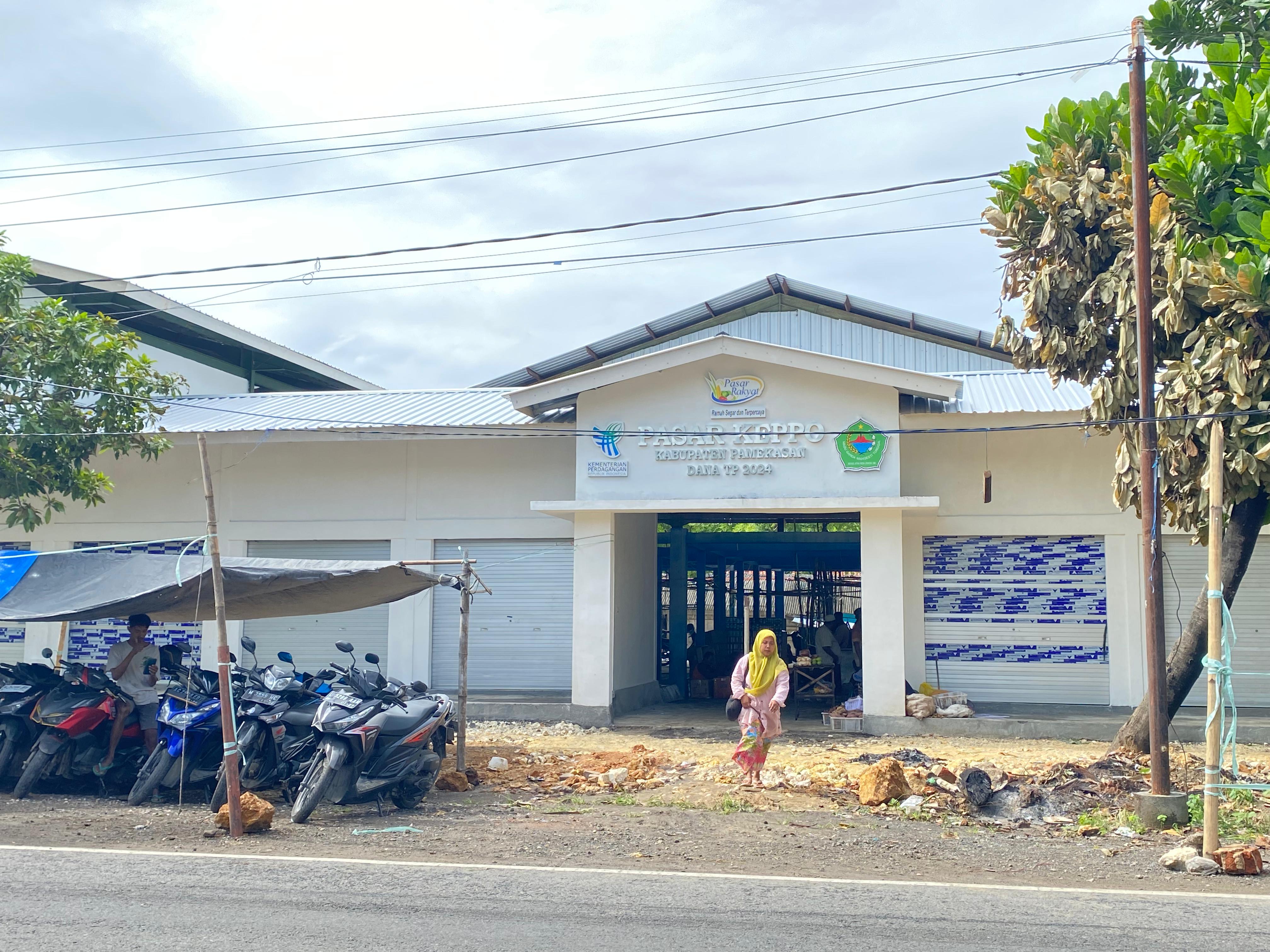 BARU: Warga keluar dari Pasar Keppo di Desa Polagan, Kecamatan Galis, Pamekasan, Selasa (21/1). (AYU LATIFAH/JPRM)