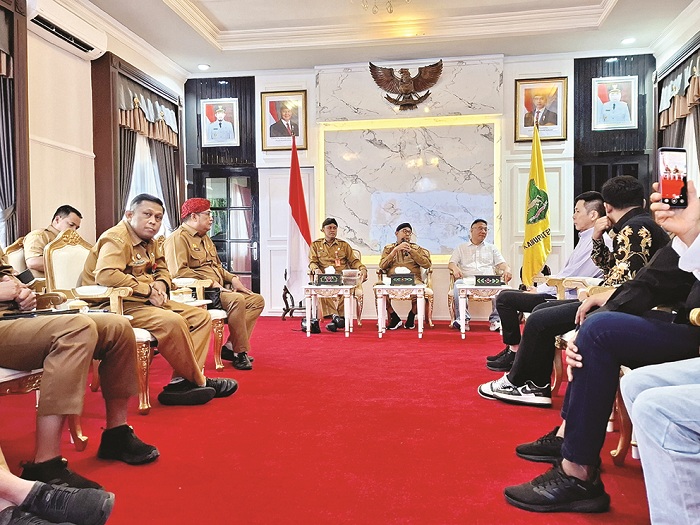 SAMBUT BAIK: Bupati Sumenep Achmad Fauzi Wongsojudo didampingi pimpinan OPD membahas investasi bidang perikanan bersama Founder & CEO at Stemcell United Limited Philip GU, Senin (20/1).